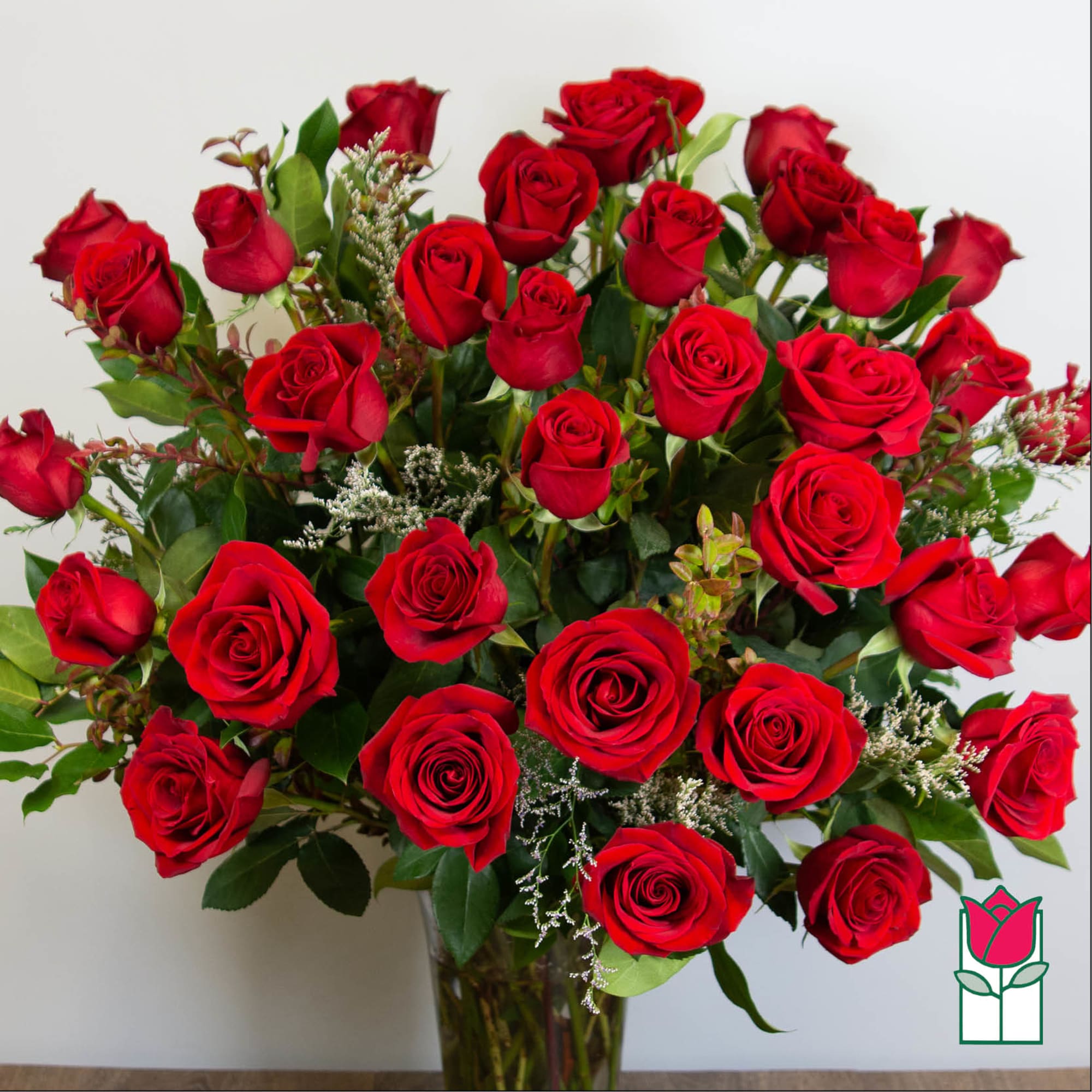 Bouquet of red roses in a clear glass vase, photo 2 of 5