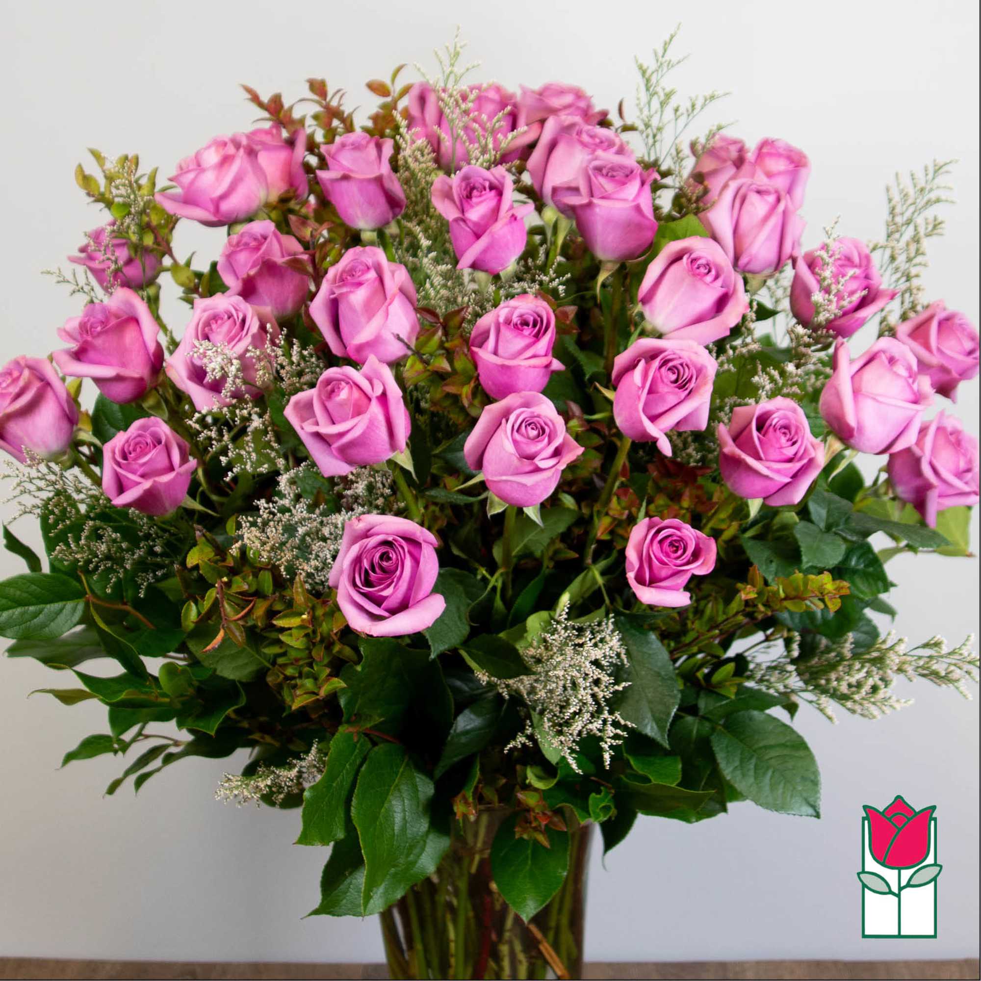 Pink roses arranged in a clear glass vase, photo 2 of 5