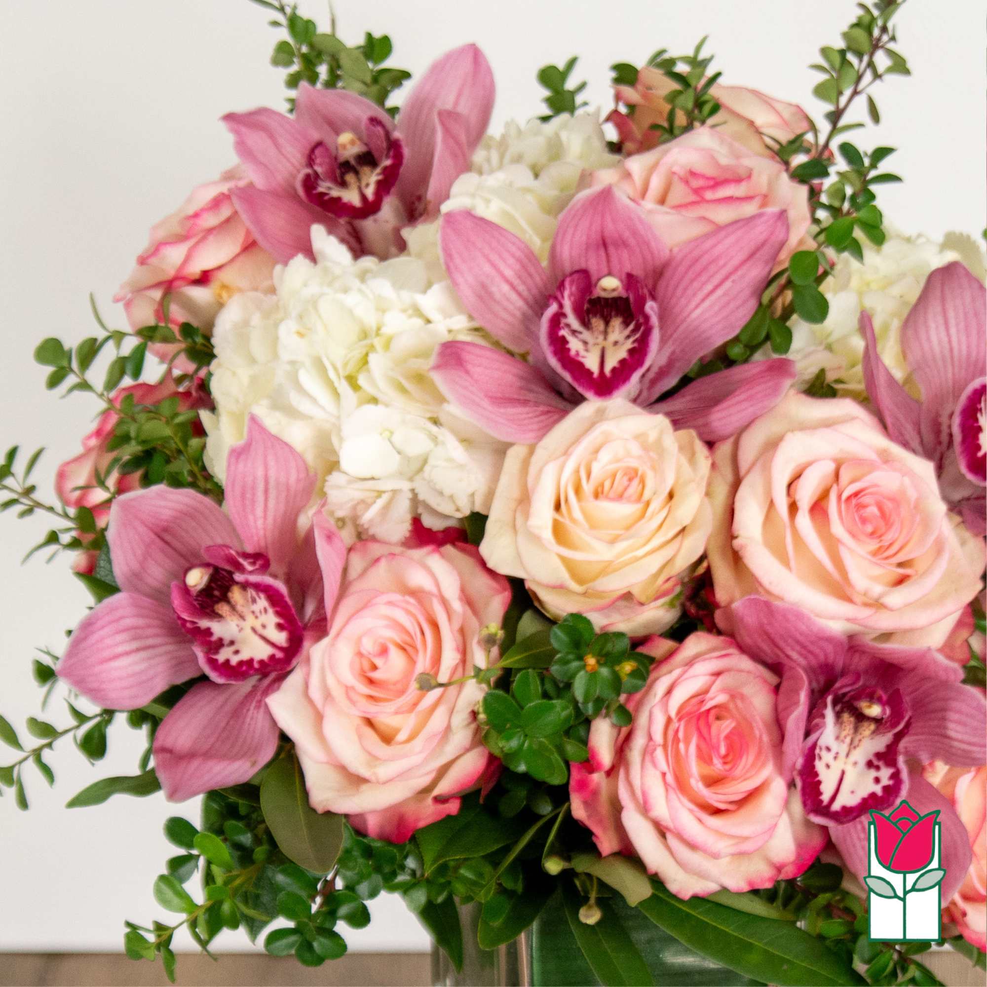 Pink roses and orchids arranged in a glass vase, photo 3 of 5