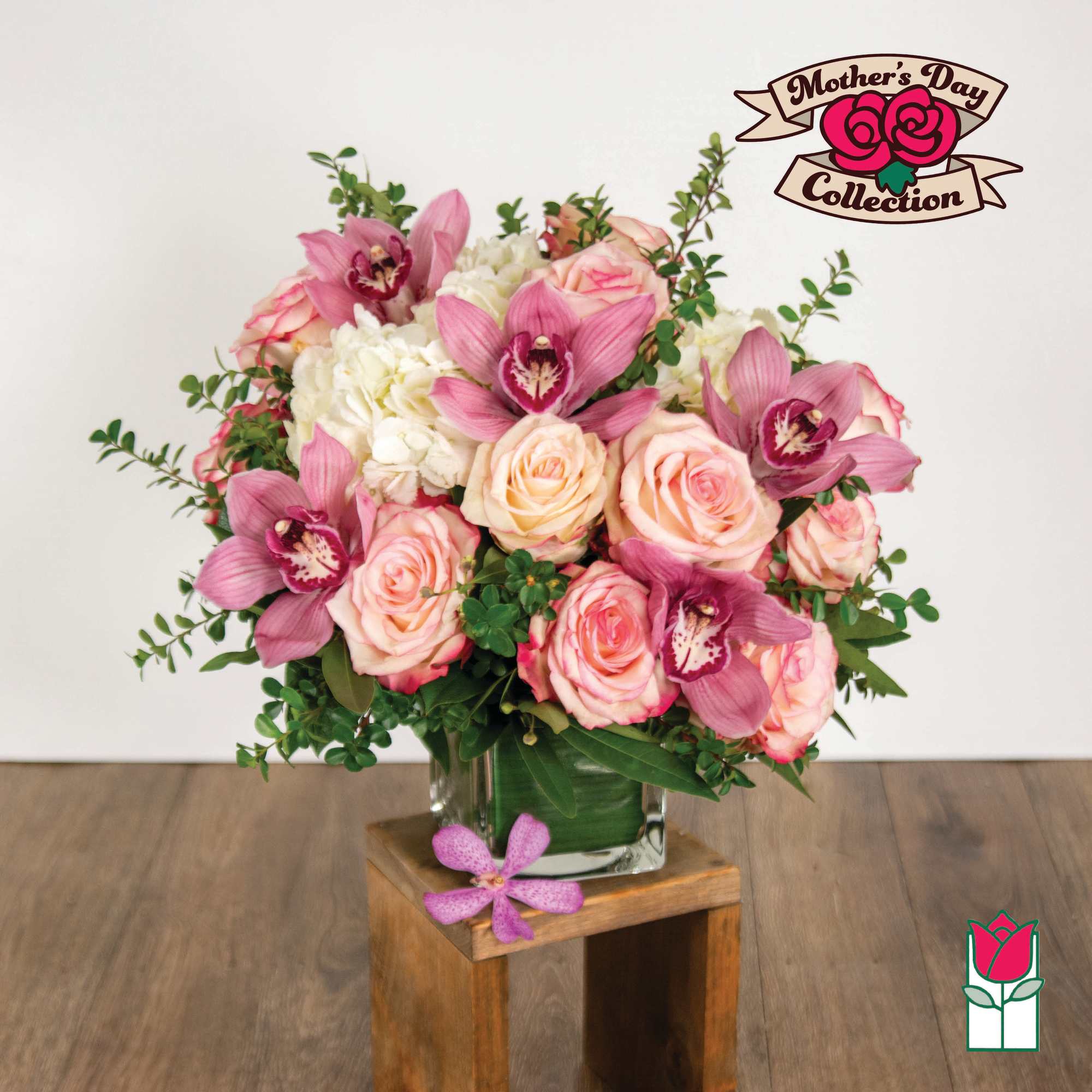 Pink roses and orchids arranged in a glass vase, photo 5 of 5