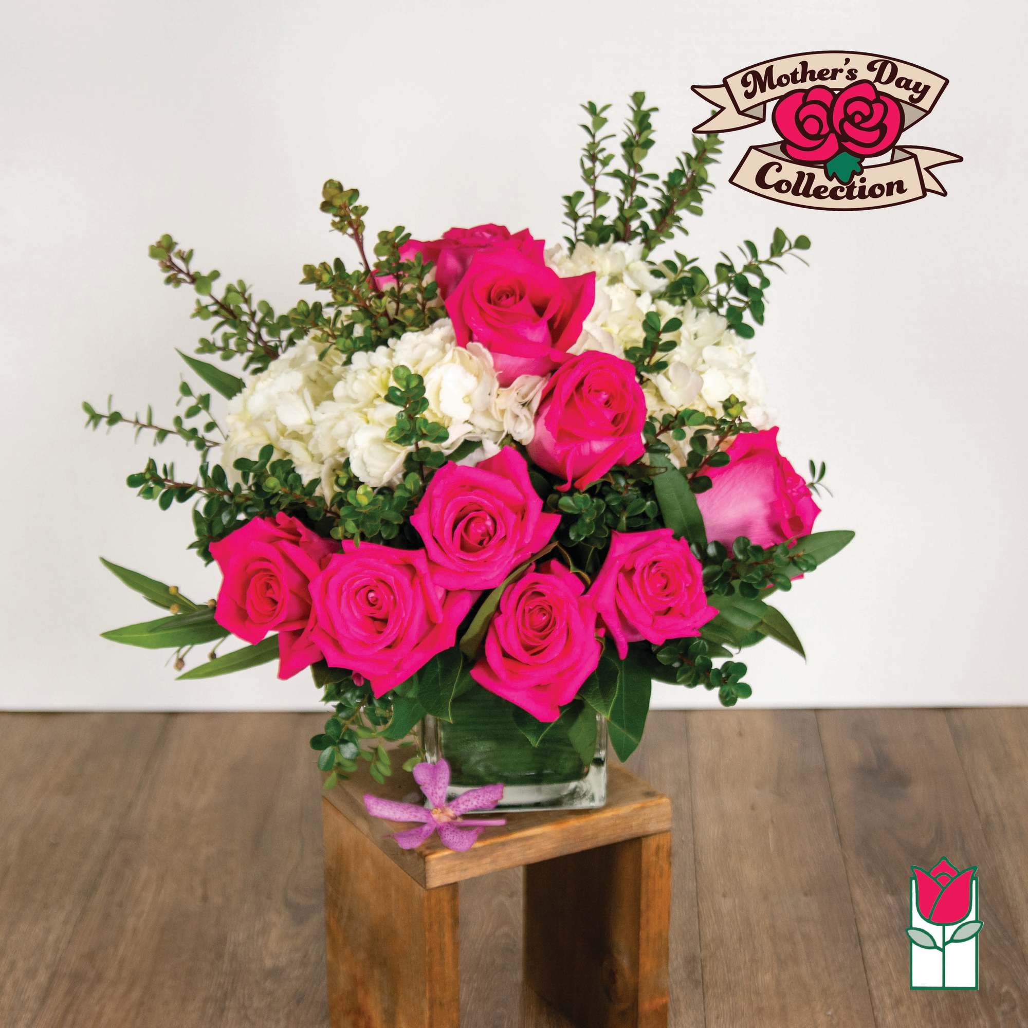 Pink roses and white hydrangeas in a glass vase with greenery, photo 5 of 5
