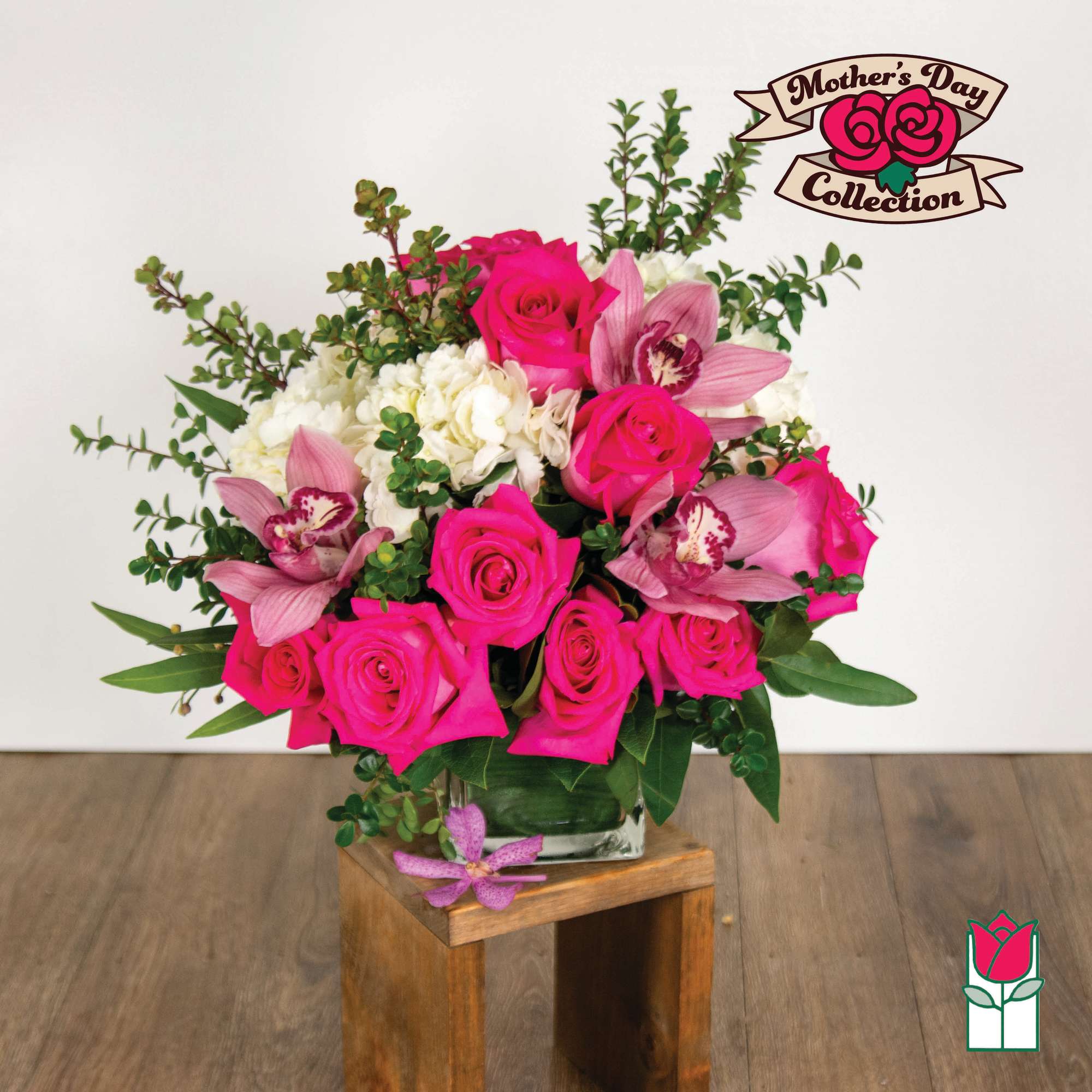 Pink roses and orchids arranged in a glass vase, photo 5 of 5