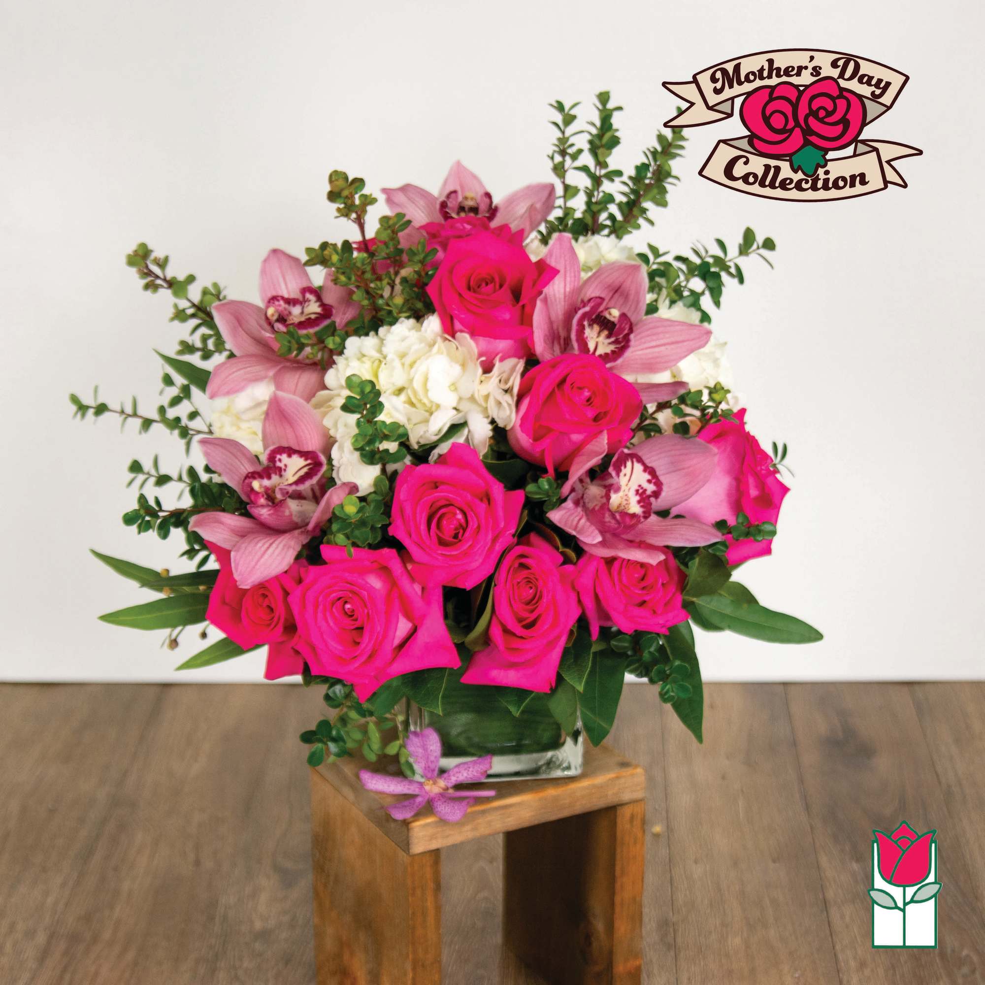Pink roses and orchids arranged in a glass vase, photo 5 of 5