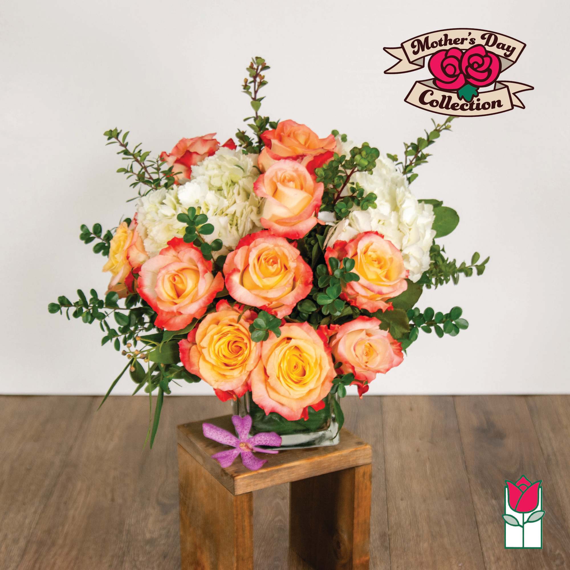 Bouquet of peach and white roses in a glass vase
