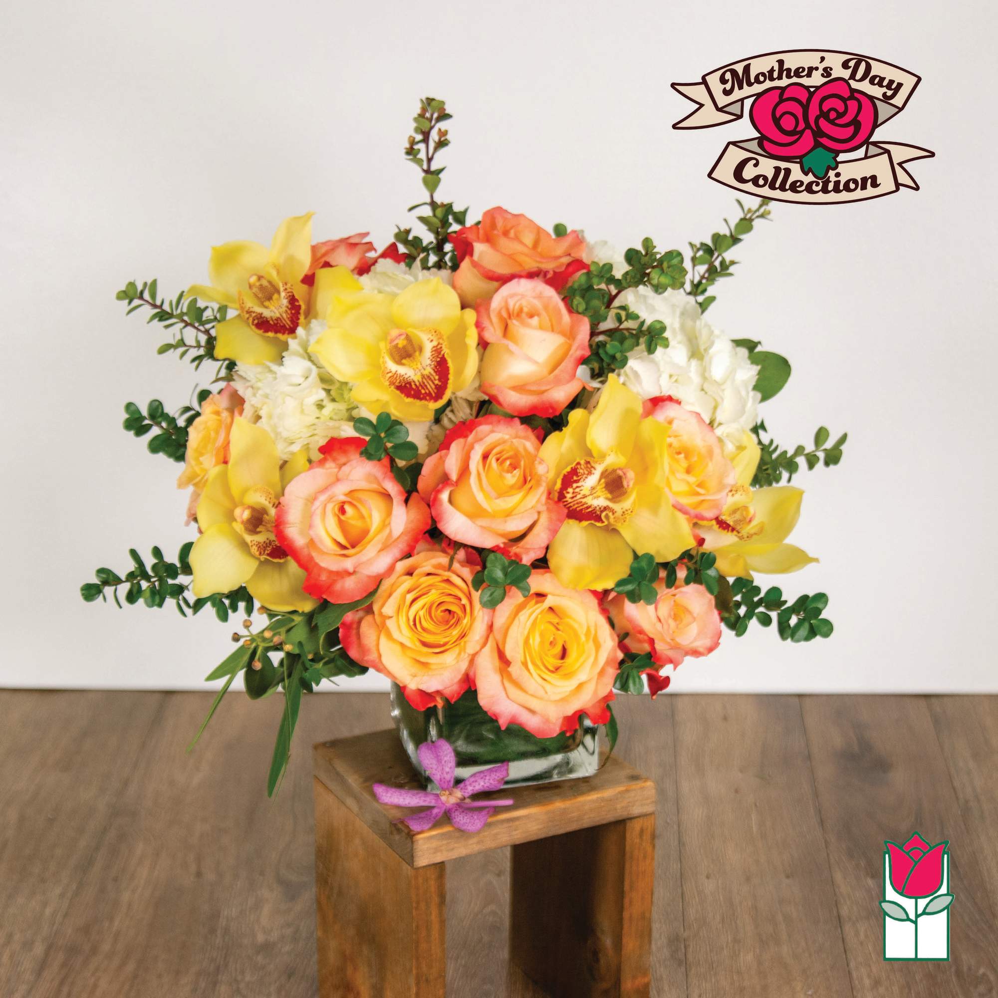 Bouquet of yellow orchids and peach roses in a glass vase, photo 5 of 5