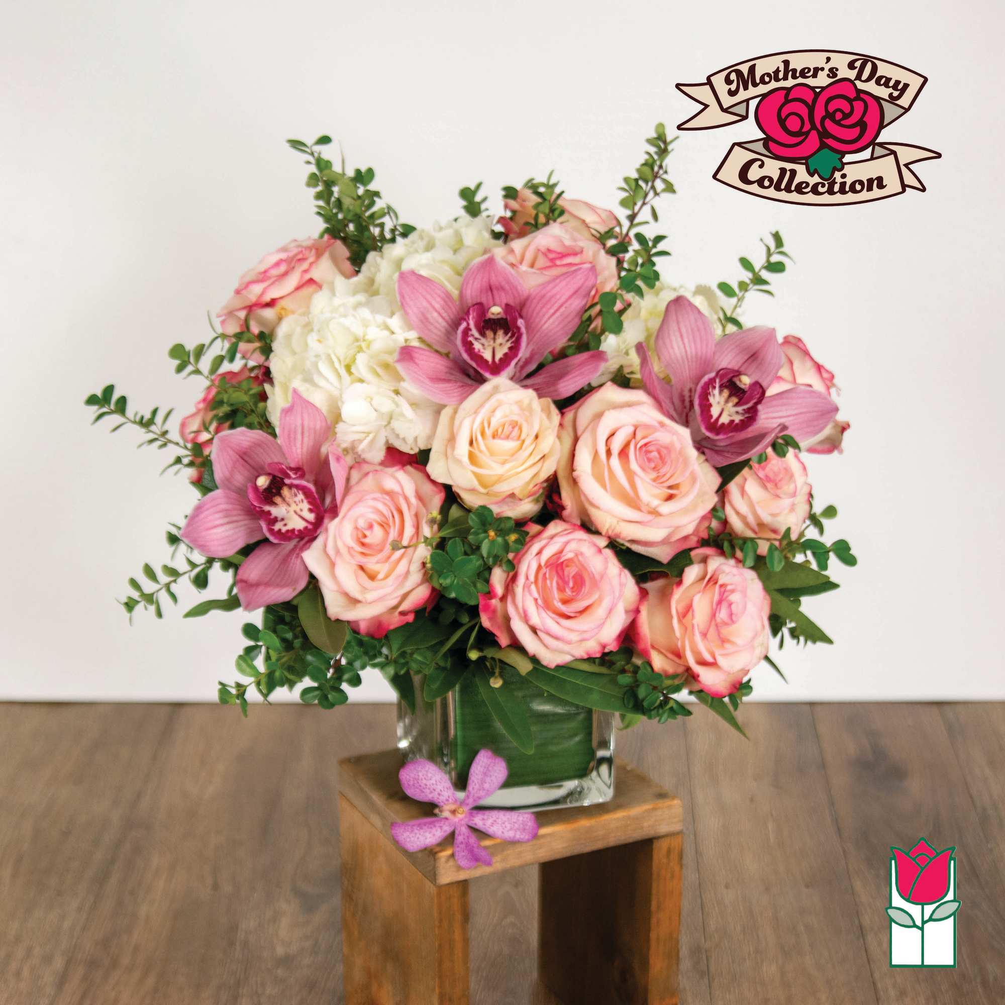 Pink roses and orchids arranged in a glass vase, photo 5 of 5