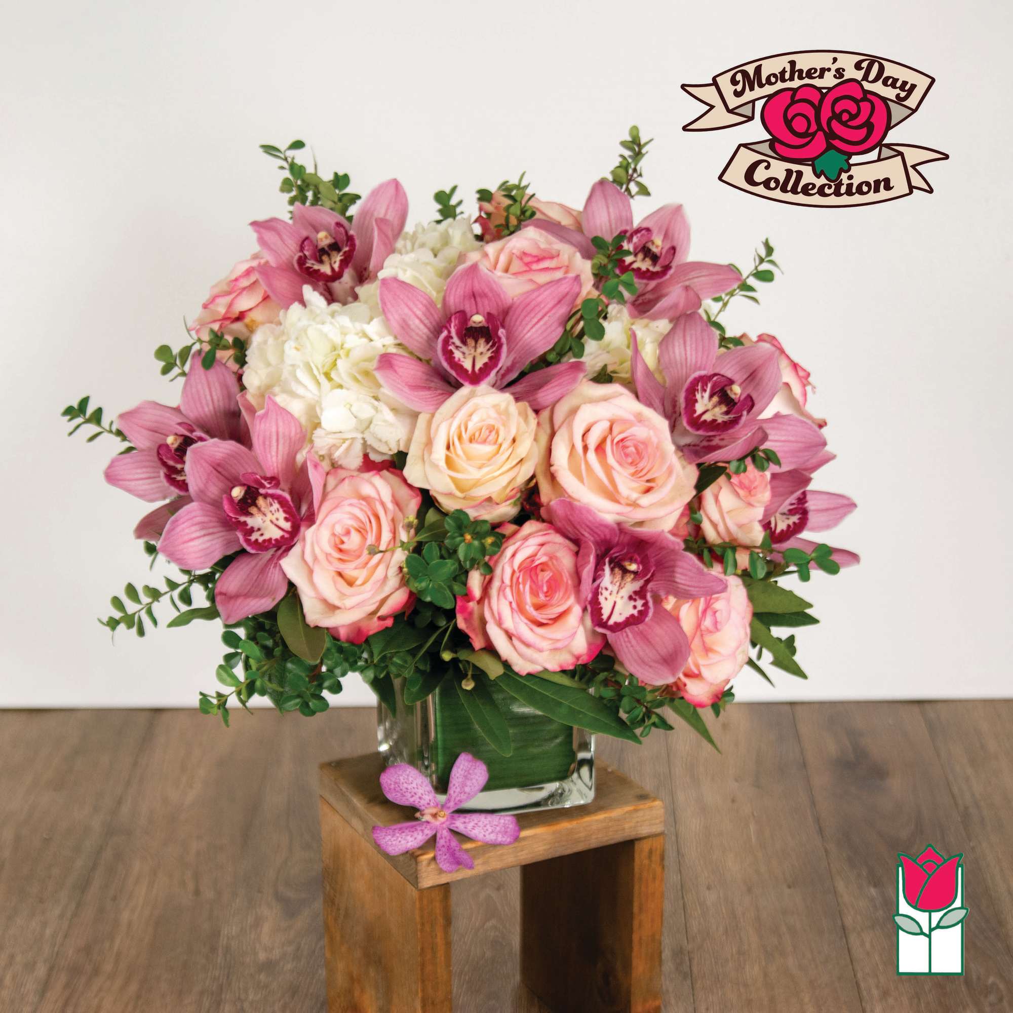 Pink roses and orchids arranged in a glass vase, photo 5 of 5