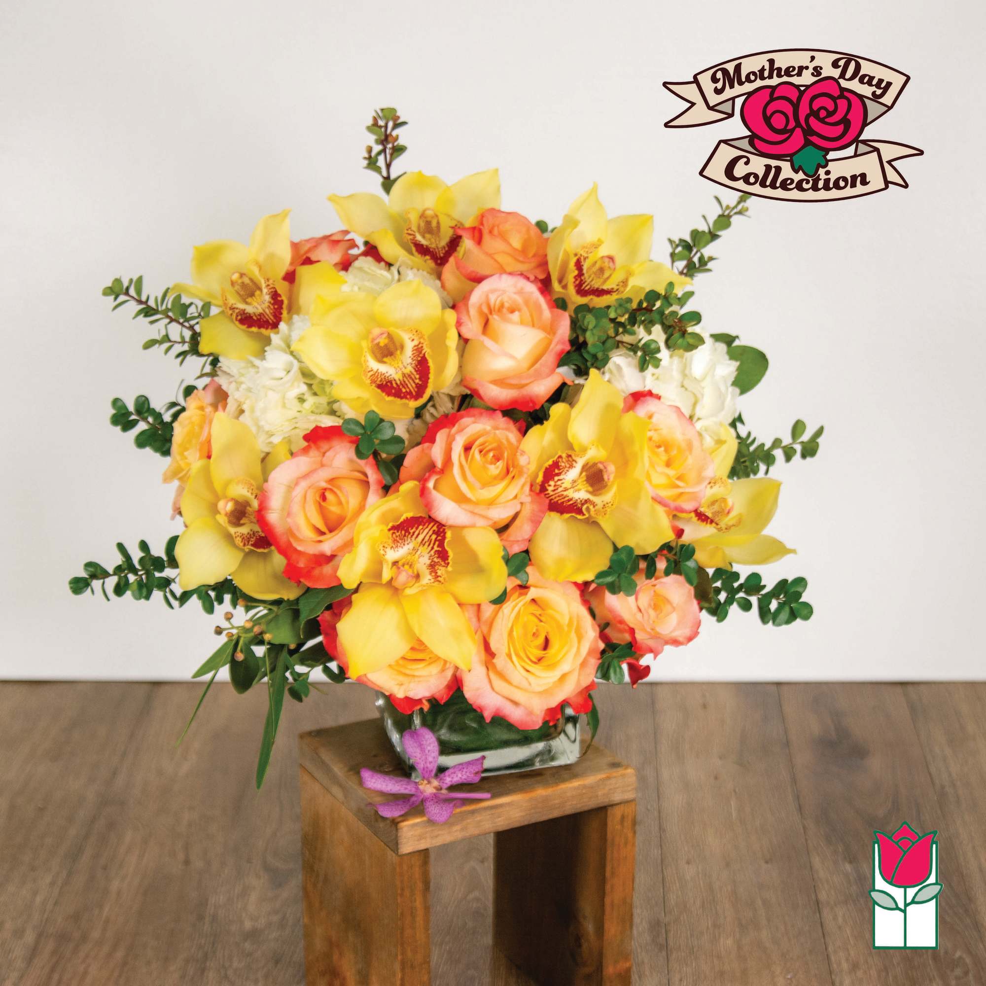 Bouquet of yellow orchids and peach roses in a glass vase, photo 5 of 5