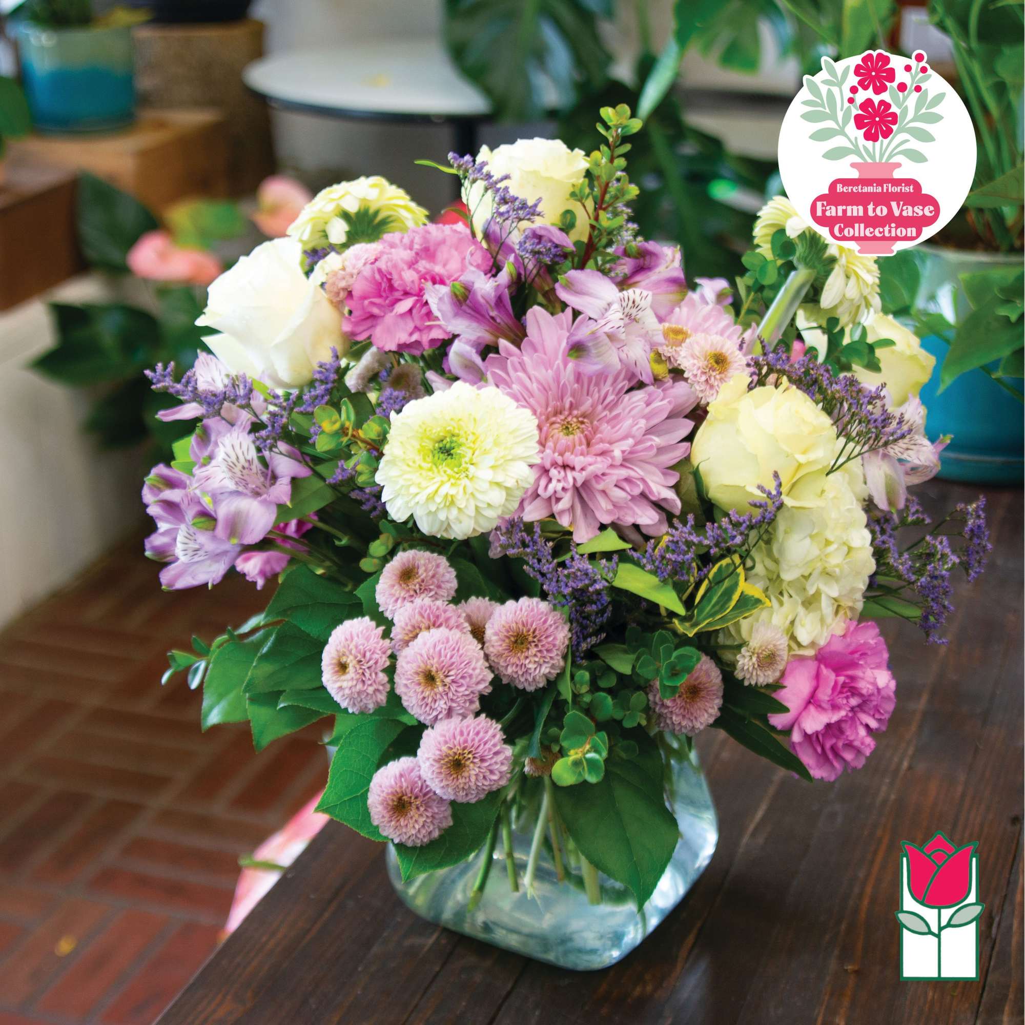 Mixed pastel bouquet in a clear glass vase, photo 6 of 6