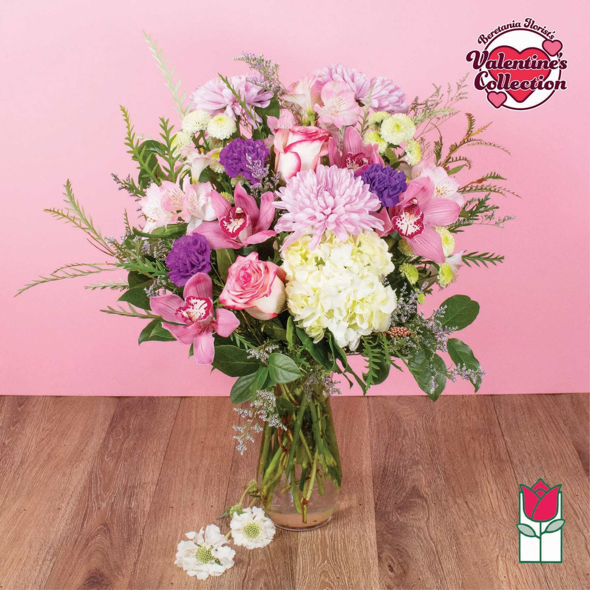 Pink and white mixed bouquet in a clear glass vase, photo 5 of 8