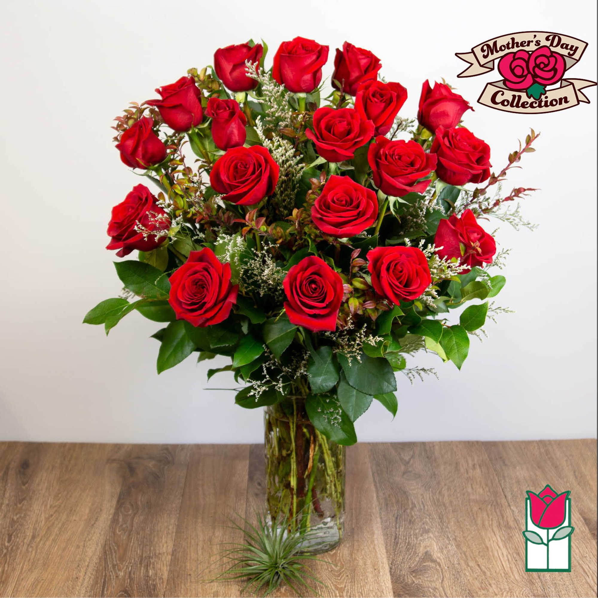 Bouquet of red roses in a clear glass vase, photo 5 of 5