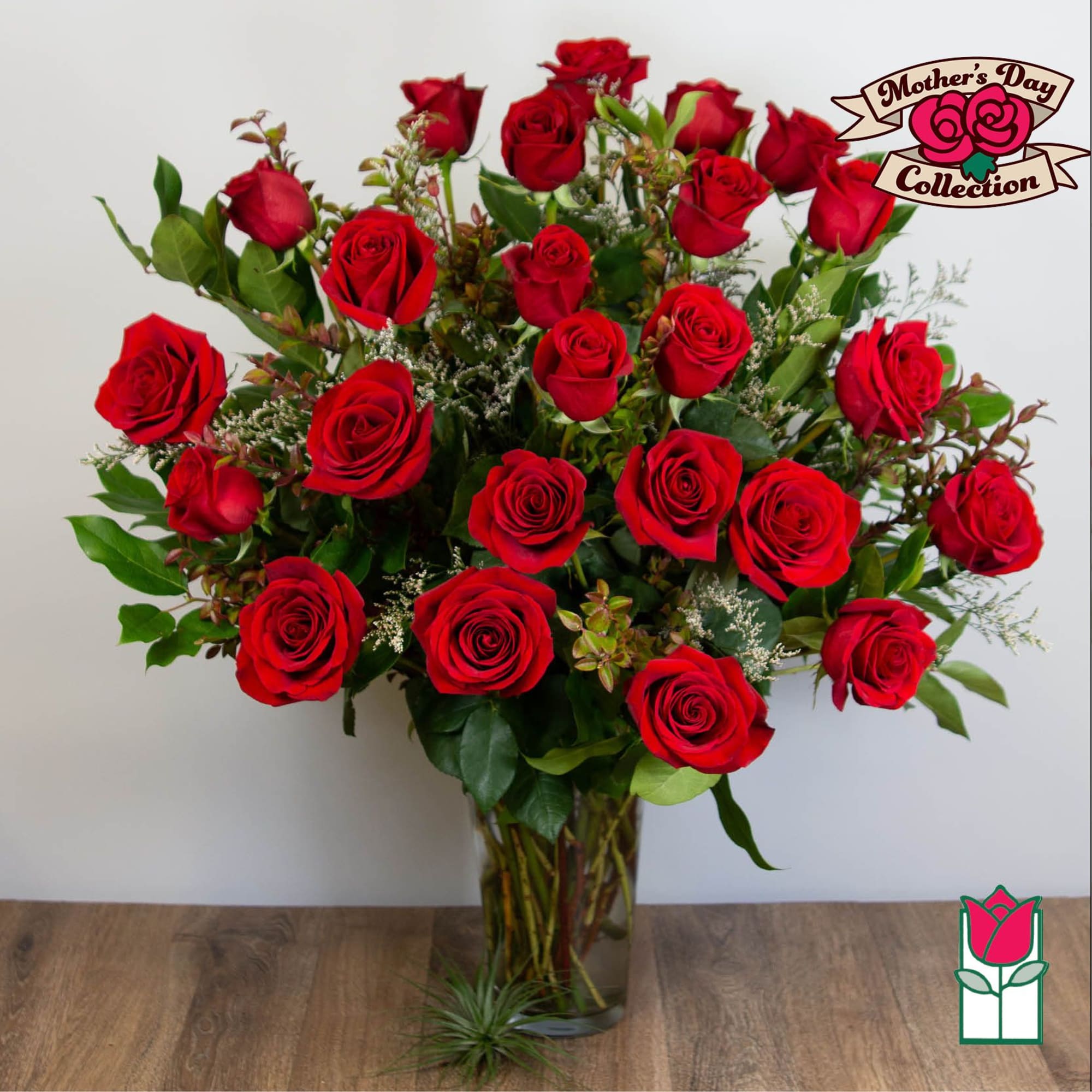 Bouquet of red roses in a clear glass vase, photo 5 of 5