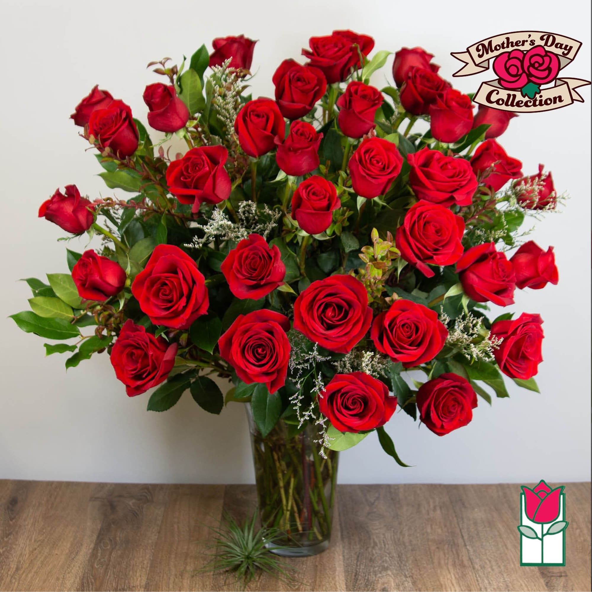 Bouquet of red roses in a clear glass vase, photo 5 of 5