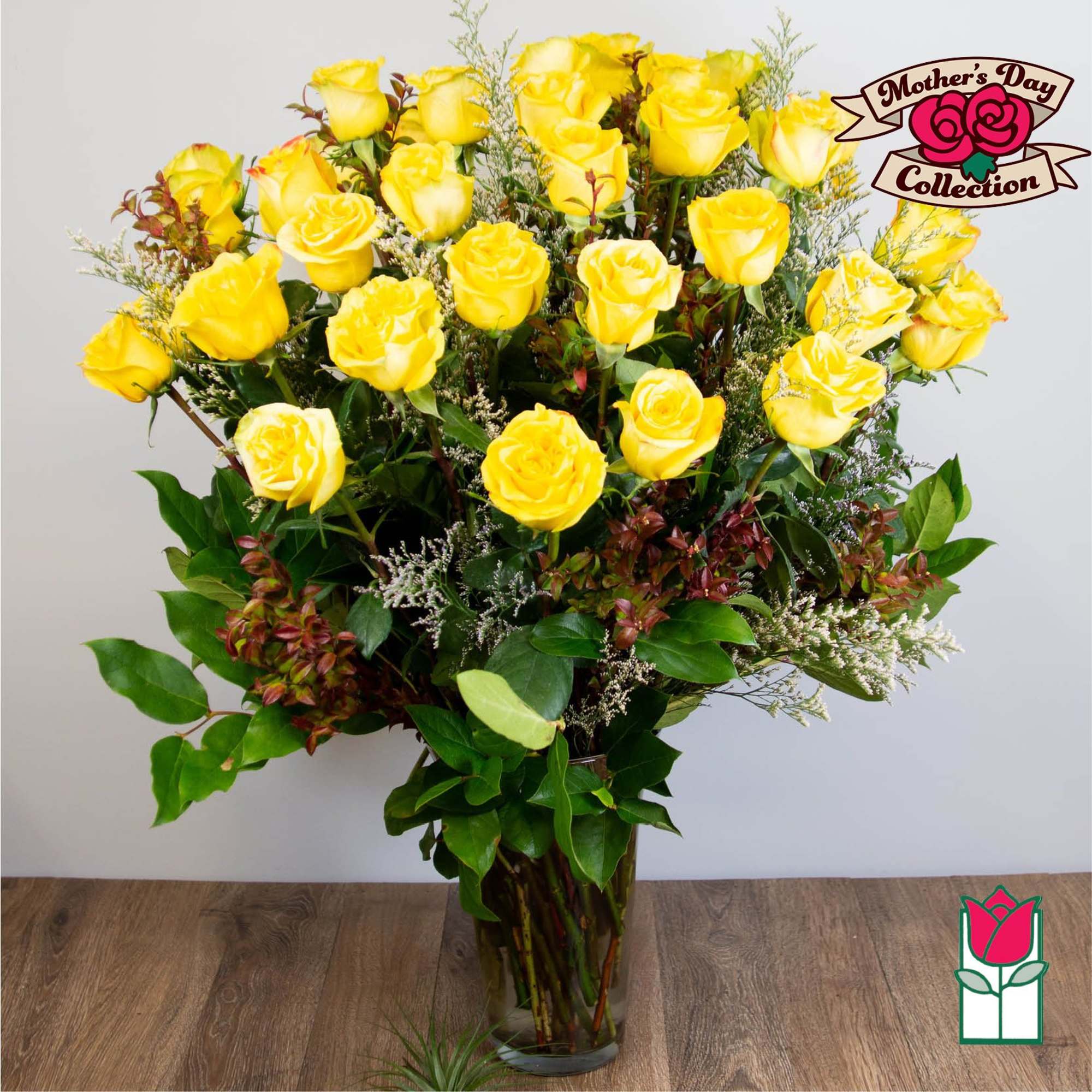 Bouquet of yellow roses in a clear glass vase, photo 5 of 5