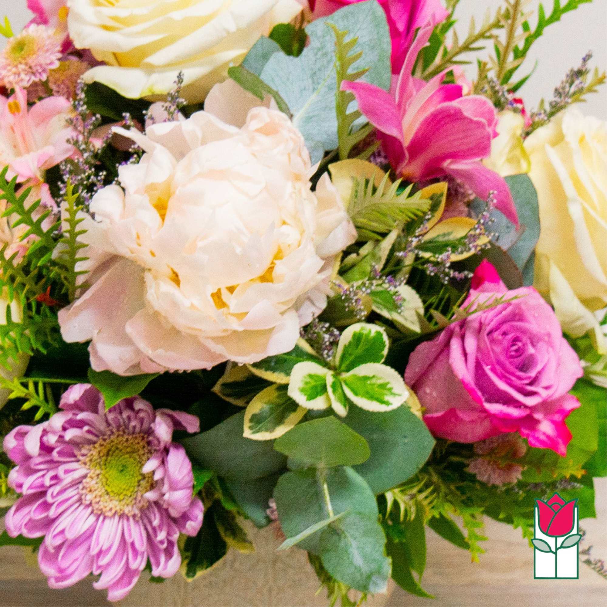 Mixed bouquet with pink and white roses and purple daisy blooms