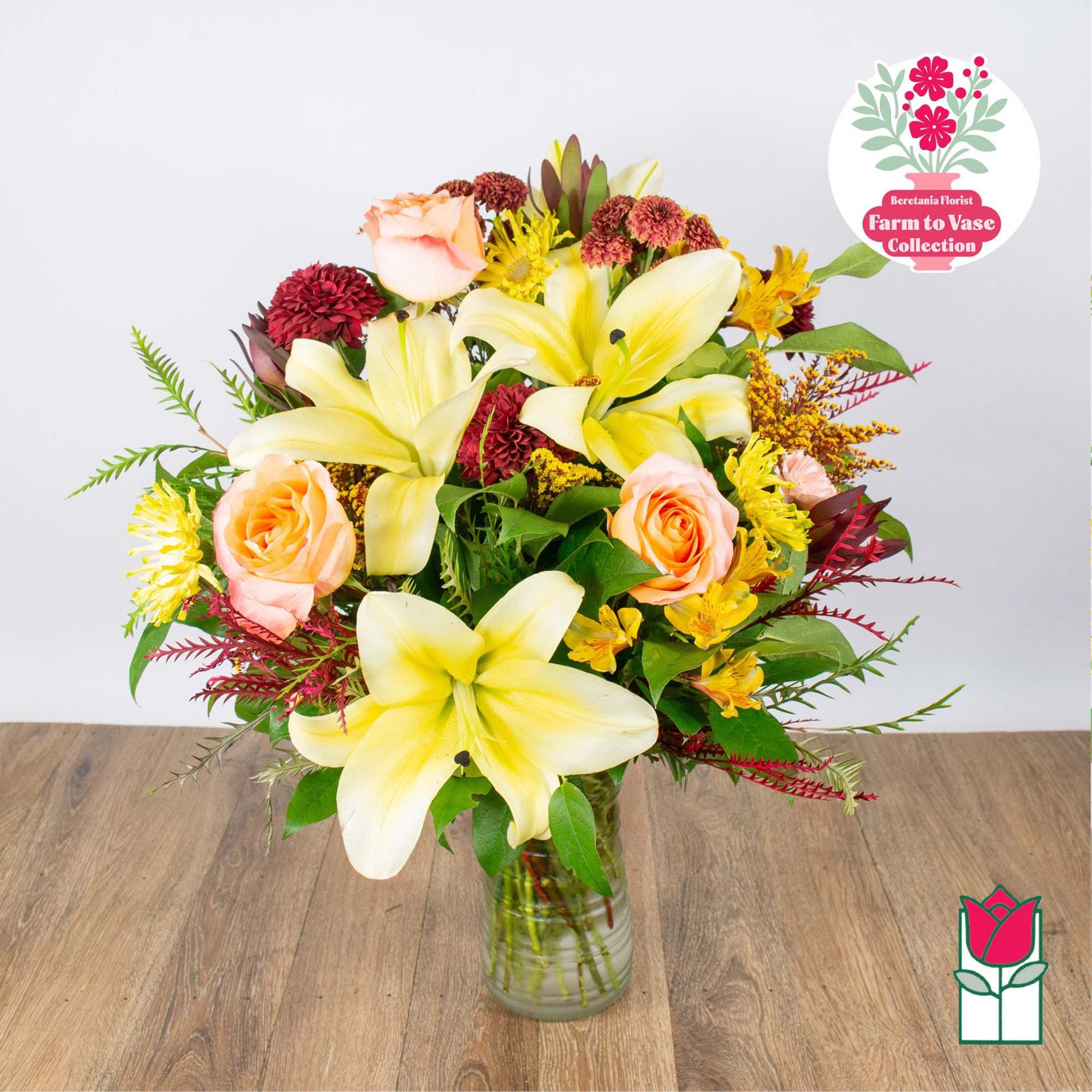 Bouquet of yellow lilies and peach roses in a glass vase, photo 2 of 6
