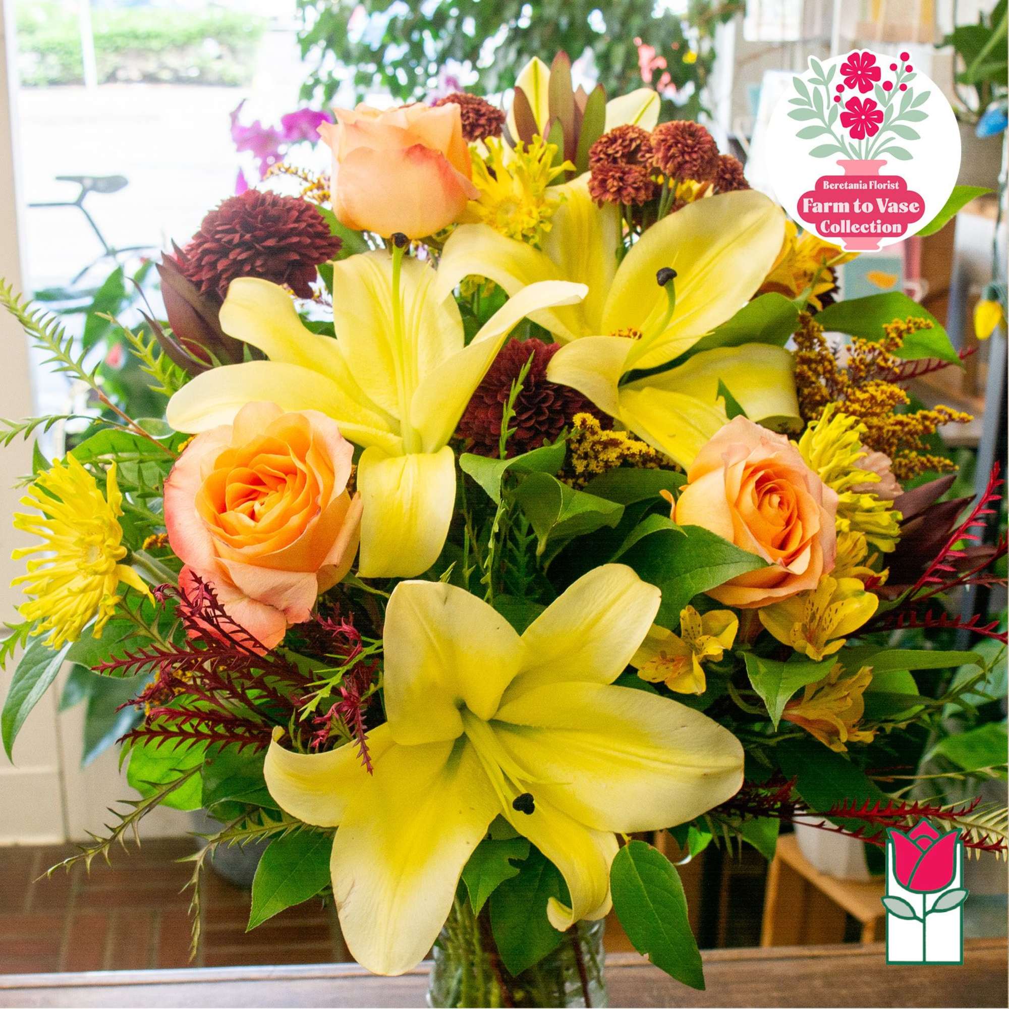 Bouquet of yellow lilies and peach roses in a glass vase, photo 5 of 6