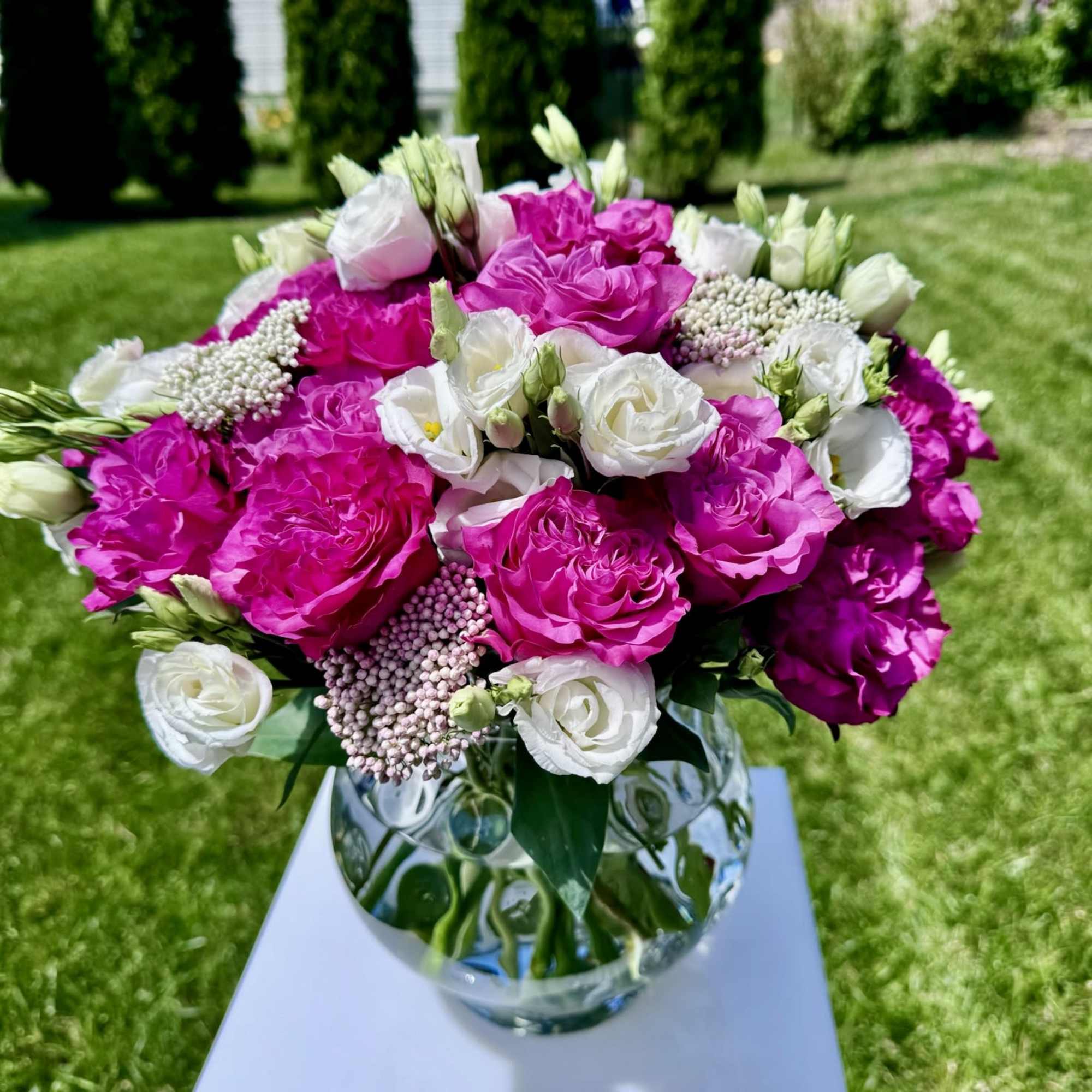 Pink and white rose bouquet in a clear glass vase, photo 4 of 5