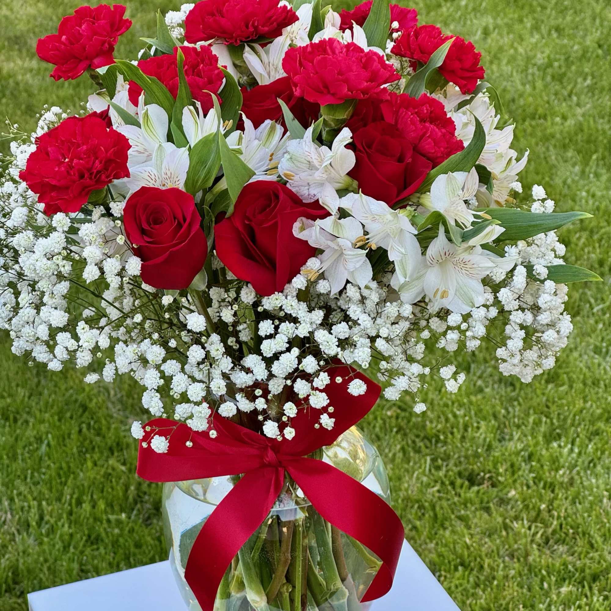 Red roses and carnations with white alstroemeria in a glass vase, photo 3 of 3