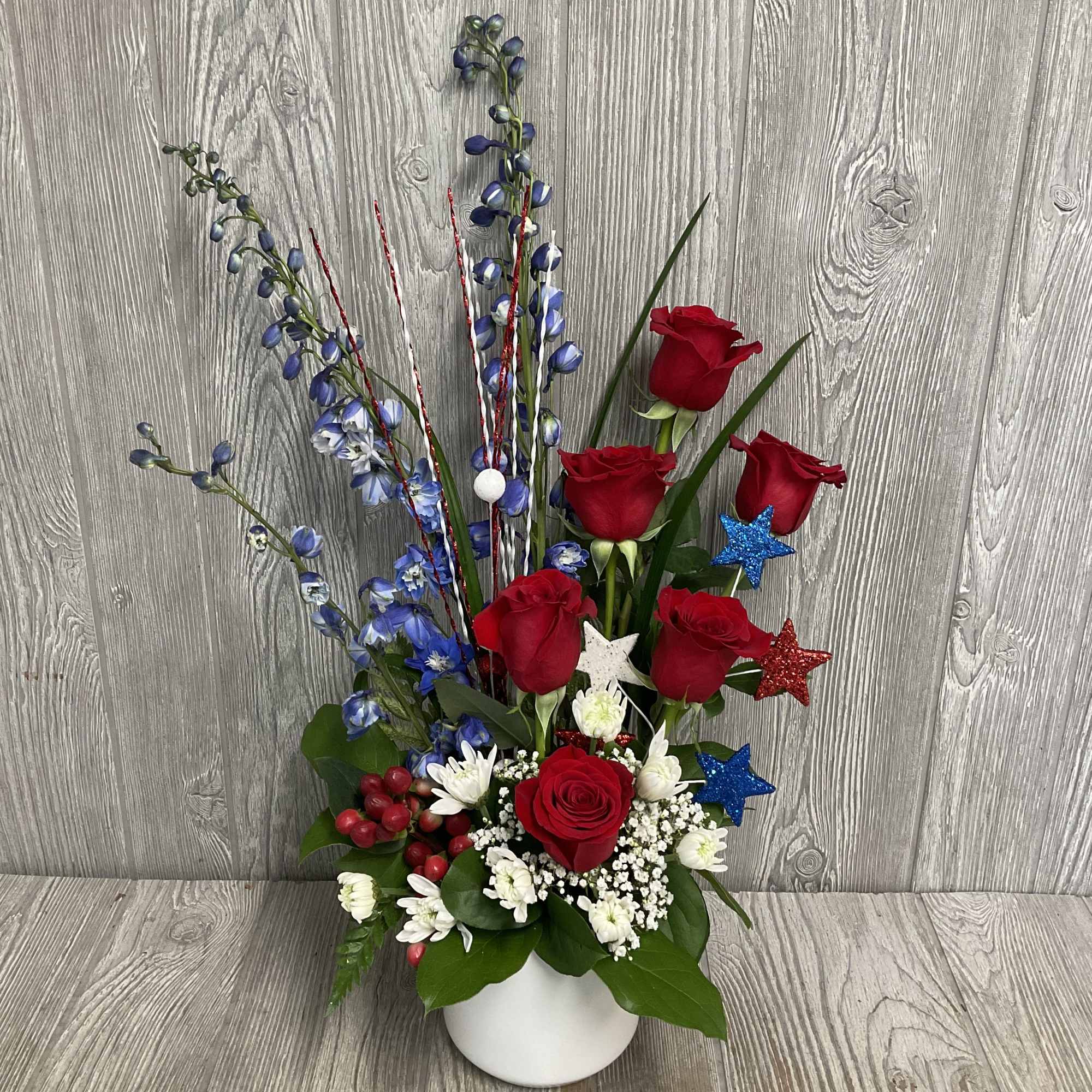 Send some Independence Day Cheer with this modern style fresh cut flower