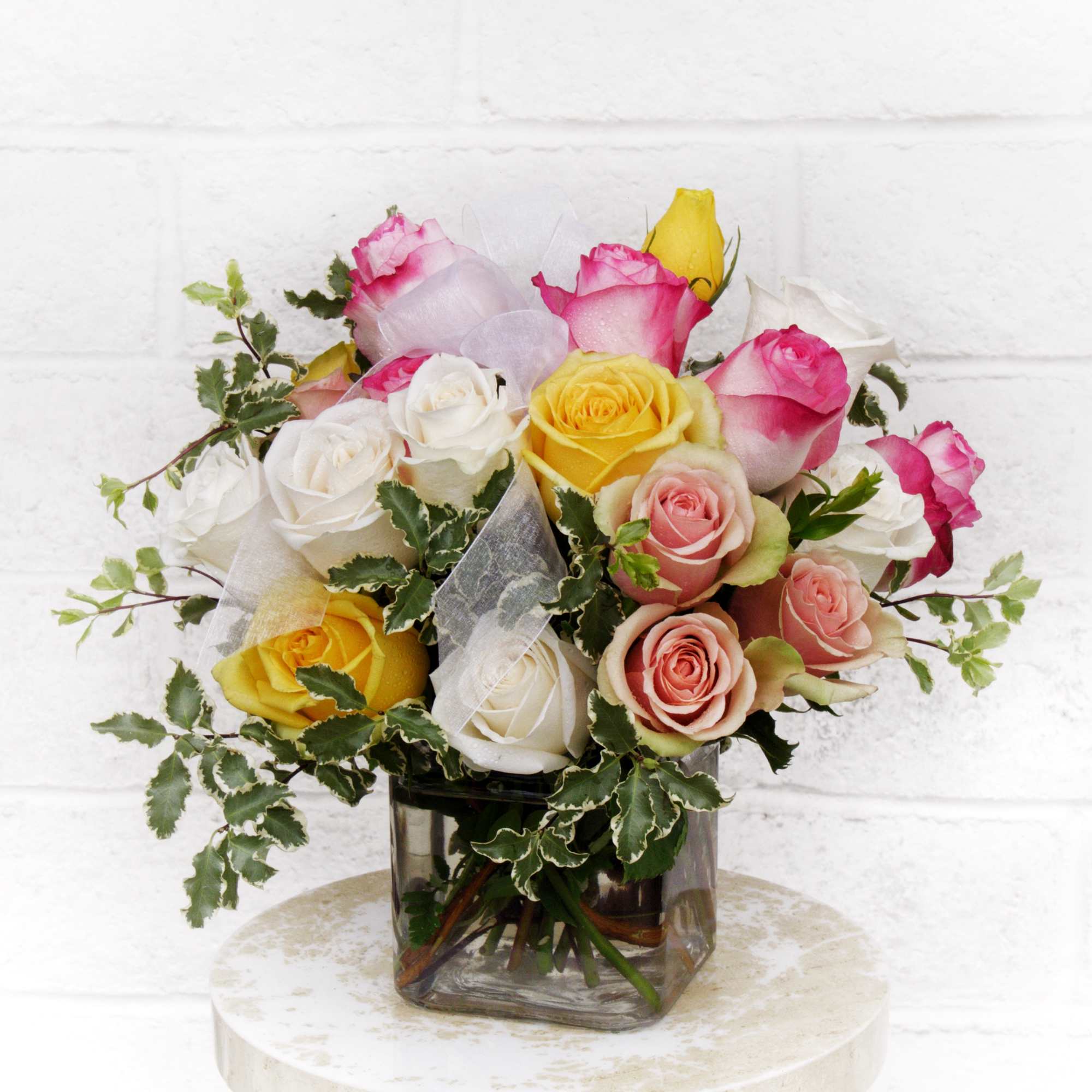 Ecuadorian roses in assorted colors and nice accents
STANDARD: 18 ROSES FIRST PHOTO
DELUXE: