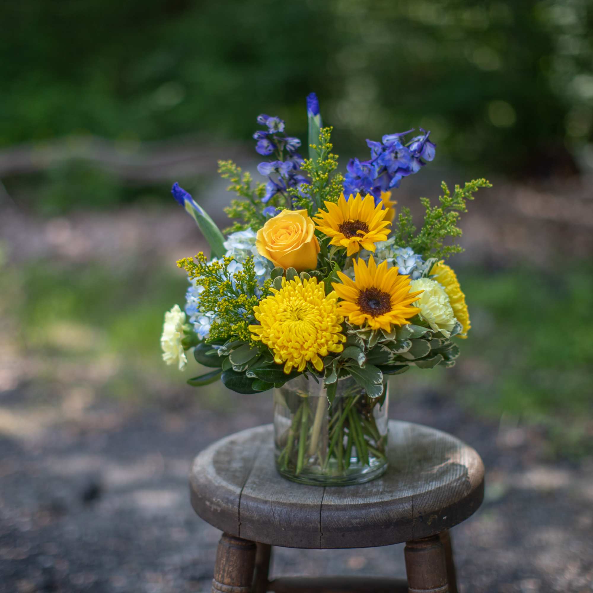 Yellow and blue mixed bouquet in a clear glass vase, photo 2 of 2