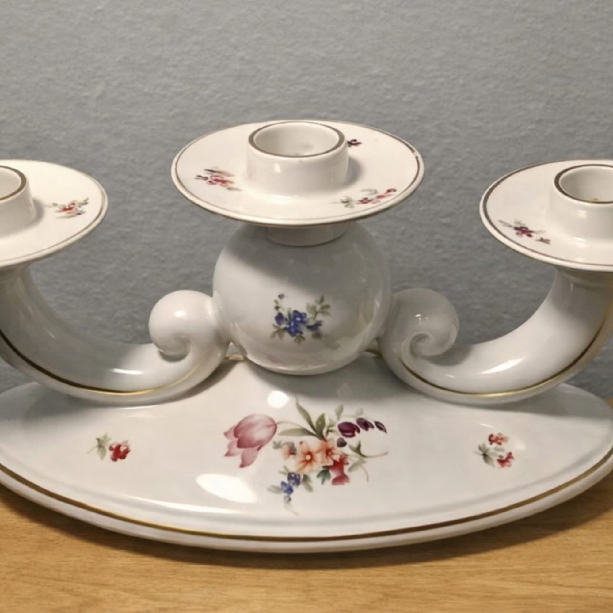 Porcelain three-arm candle holder with floral decoration