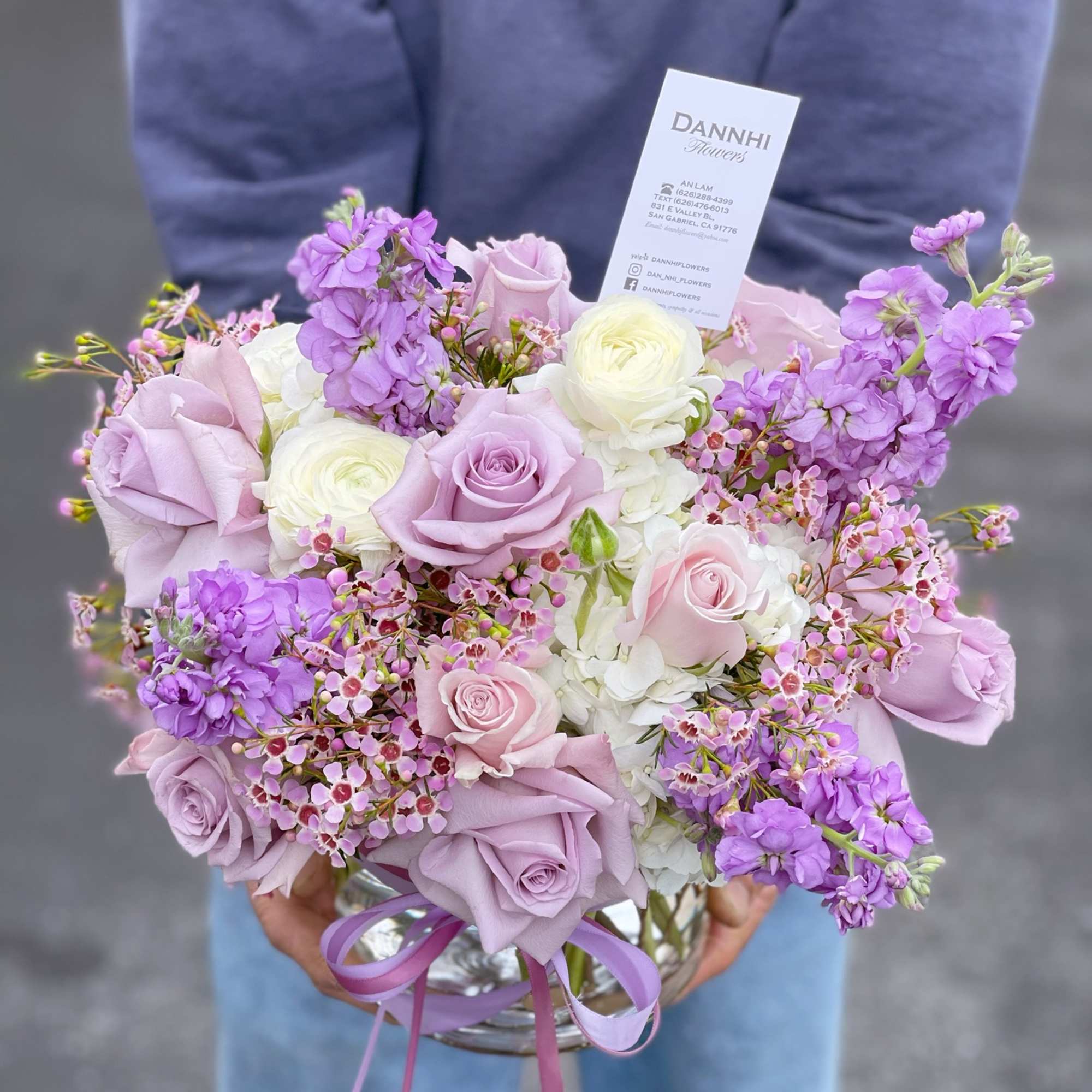 Photo is STANDARD size. Deluxe will have more roses and bigger size.