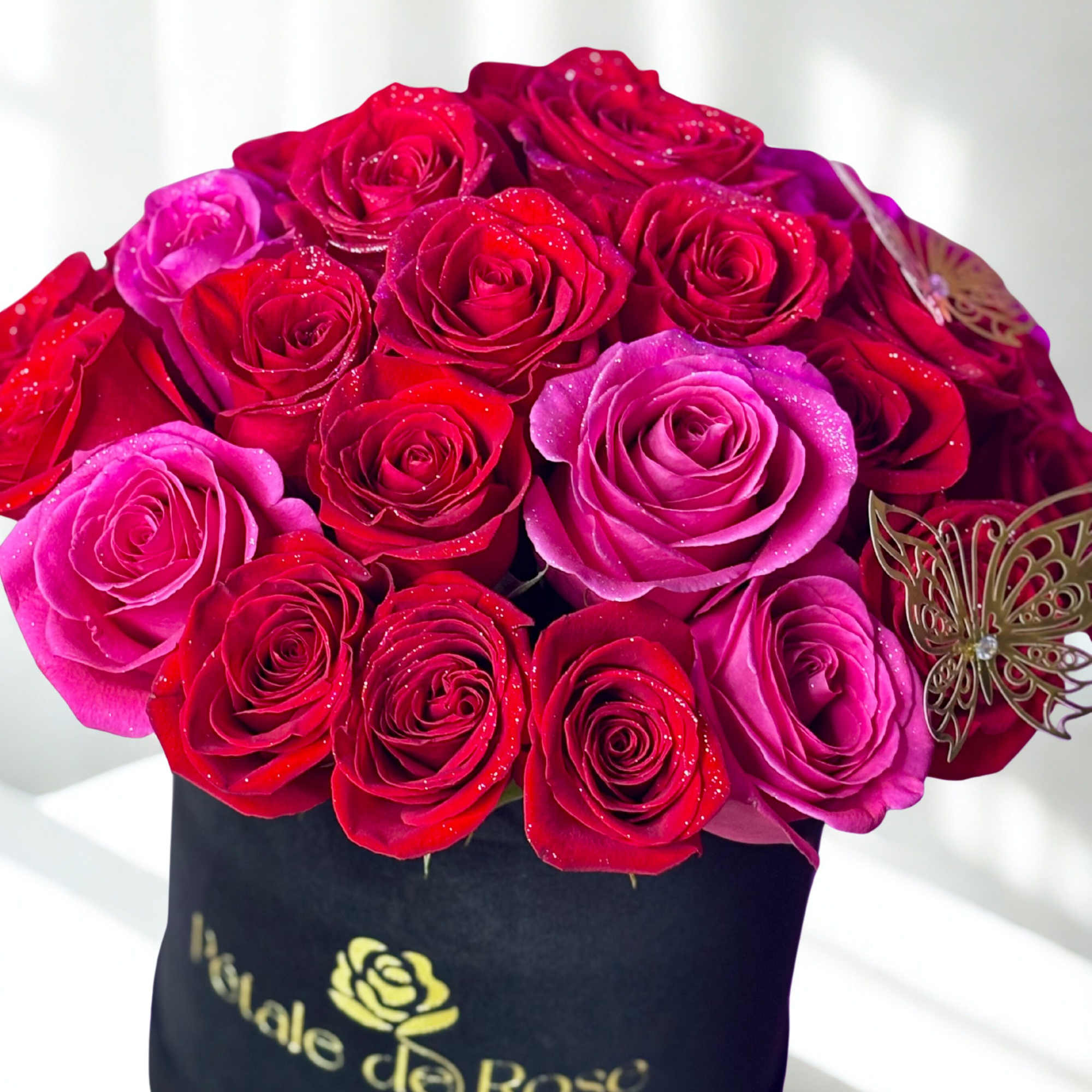 Enjoy our small velvet box with 24 fresh flowers 
Red and pink, photo 2 of 2