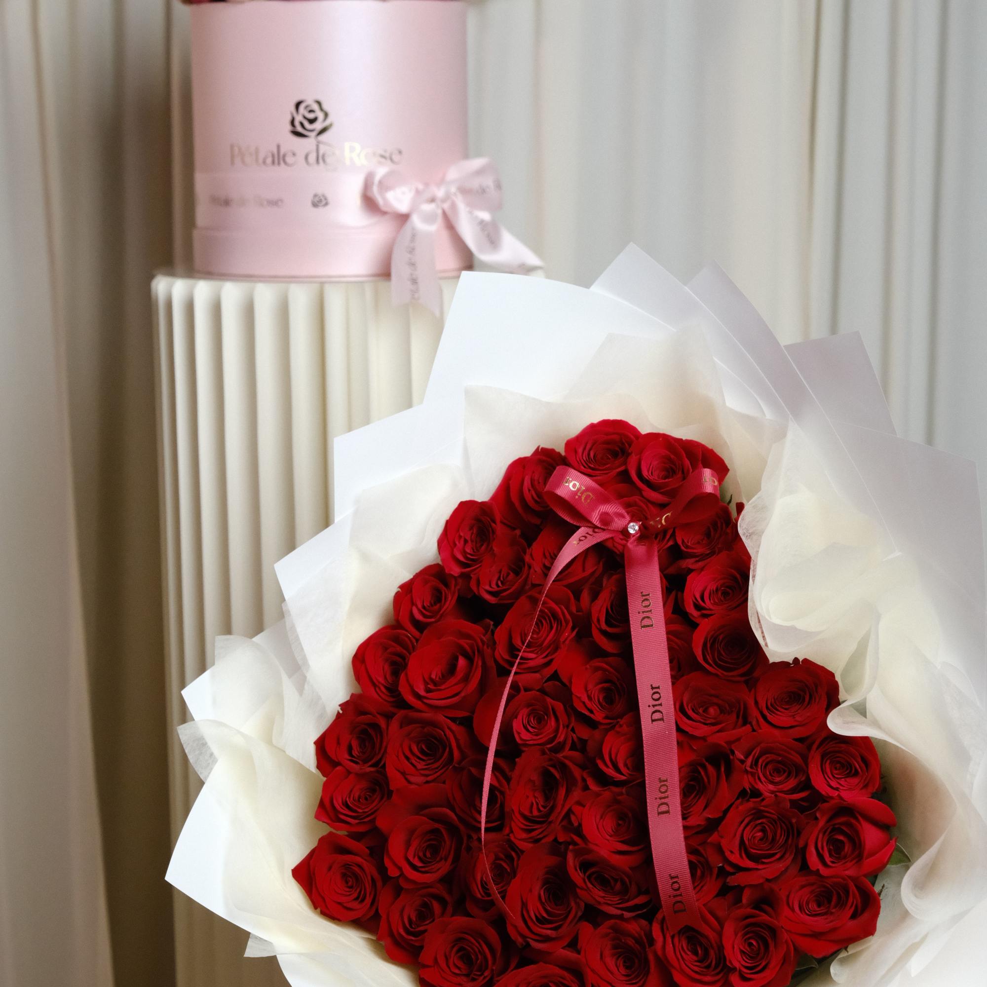 Surprise your loved one with our stunning Heart Bouquet.

This luxurious arrangement features, photo 3 of 6