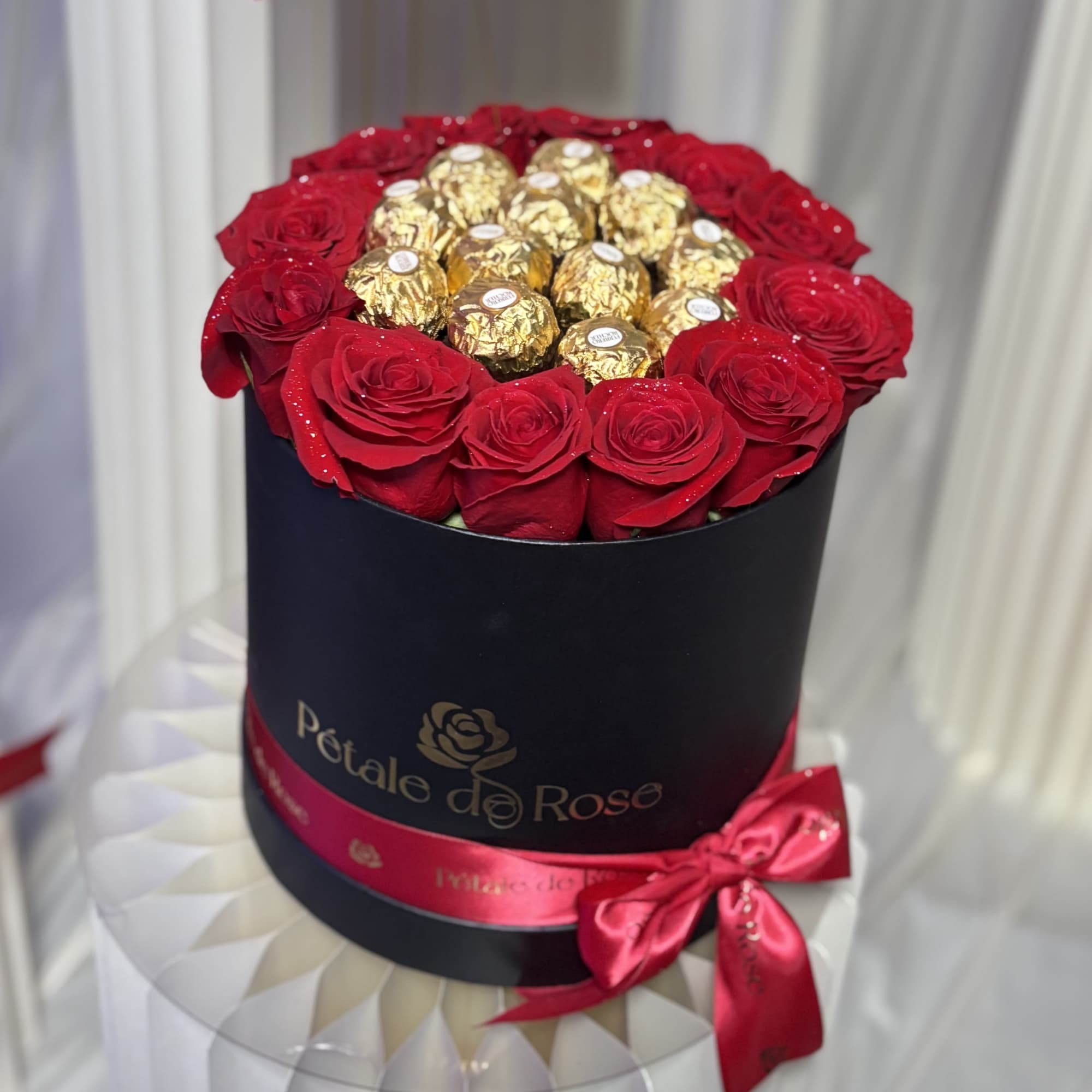 The perfect blend of romance and sweetness.
This arrangement includes 10 fresh red