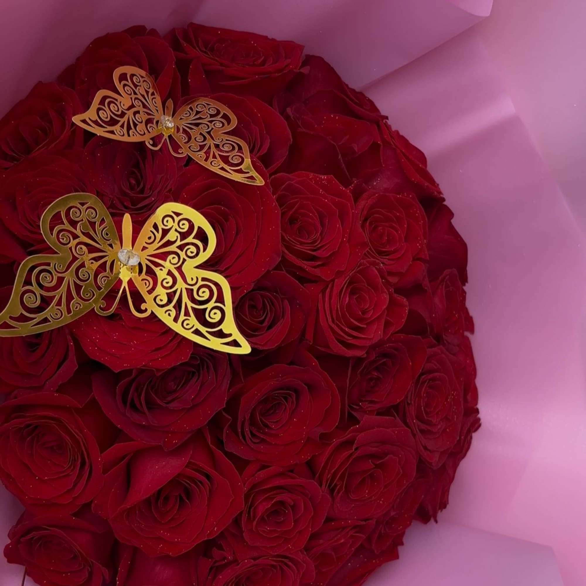 Red roses wrapped in pink wrapping paper

 Handcrafted with love by P&eacute;tale, photo 3 of 3