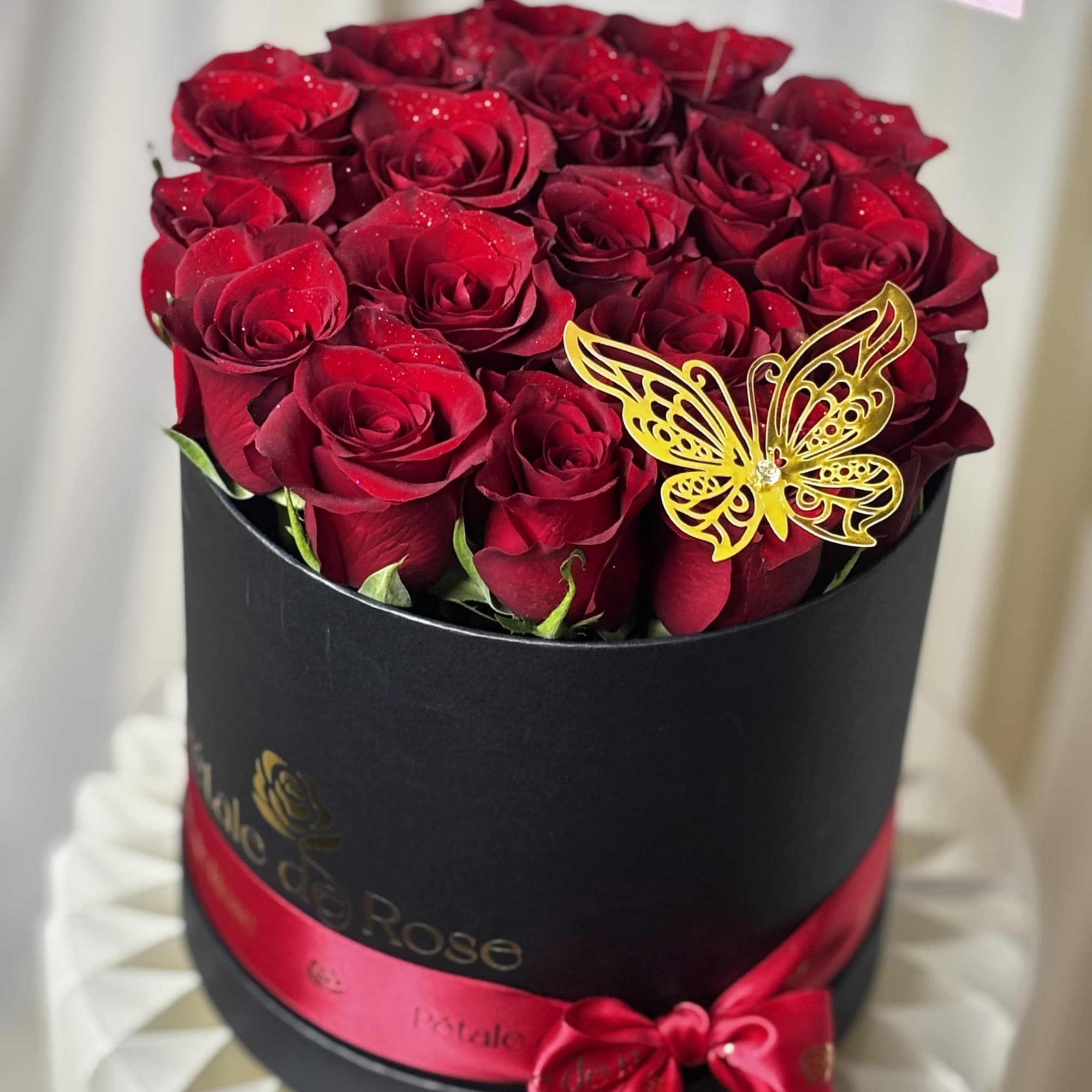 A timeless expression of love.
Our Red Lovers arrangement features 15 premium red