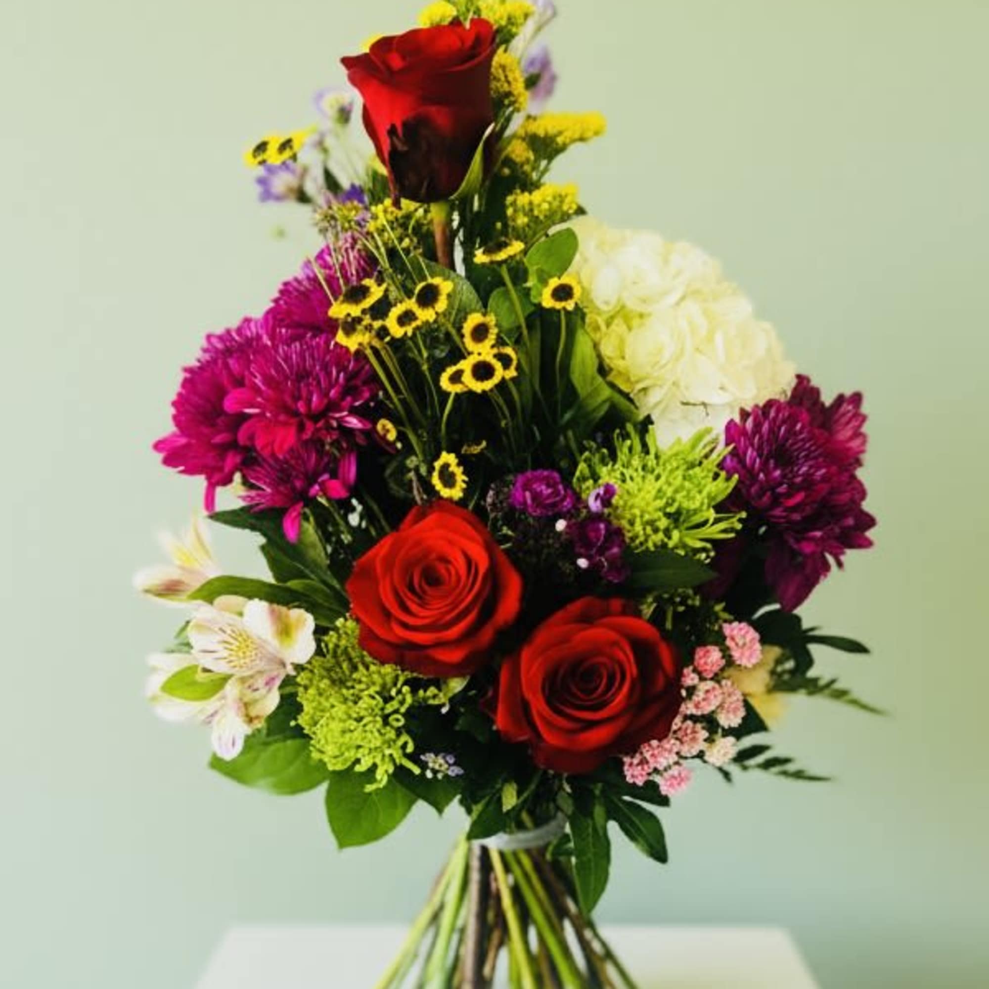 A bold, upward-reaching bouquet that reads like a celebration in bloom -