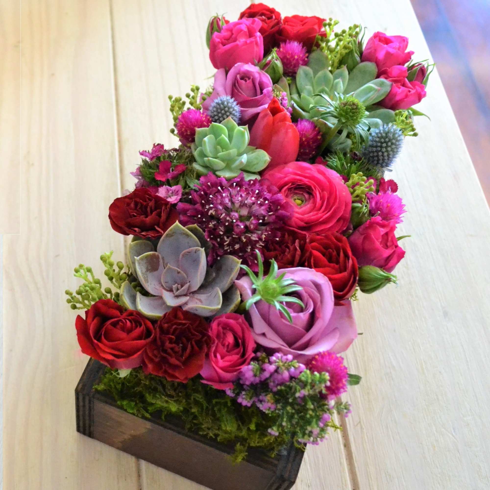 Mixed bouquet with roses and succulents in a rectangular box