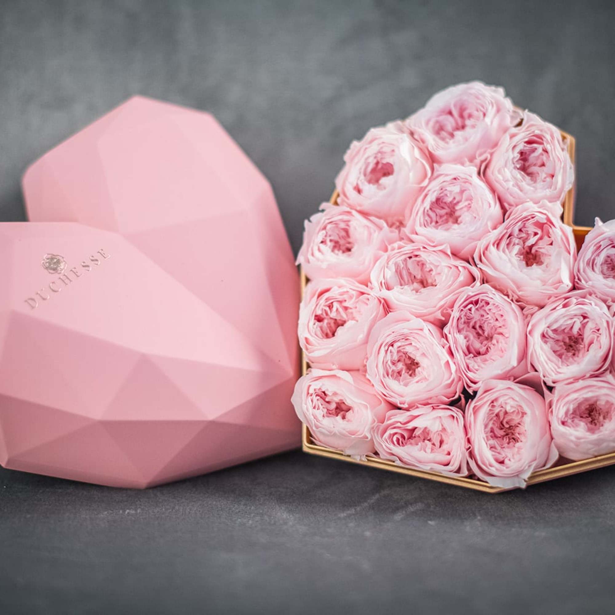 Unique, geometric heart-shaped box
Fully pack with healthy, gorgeous preserved garden roses.
The ultimate