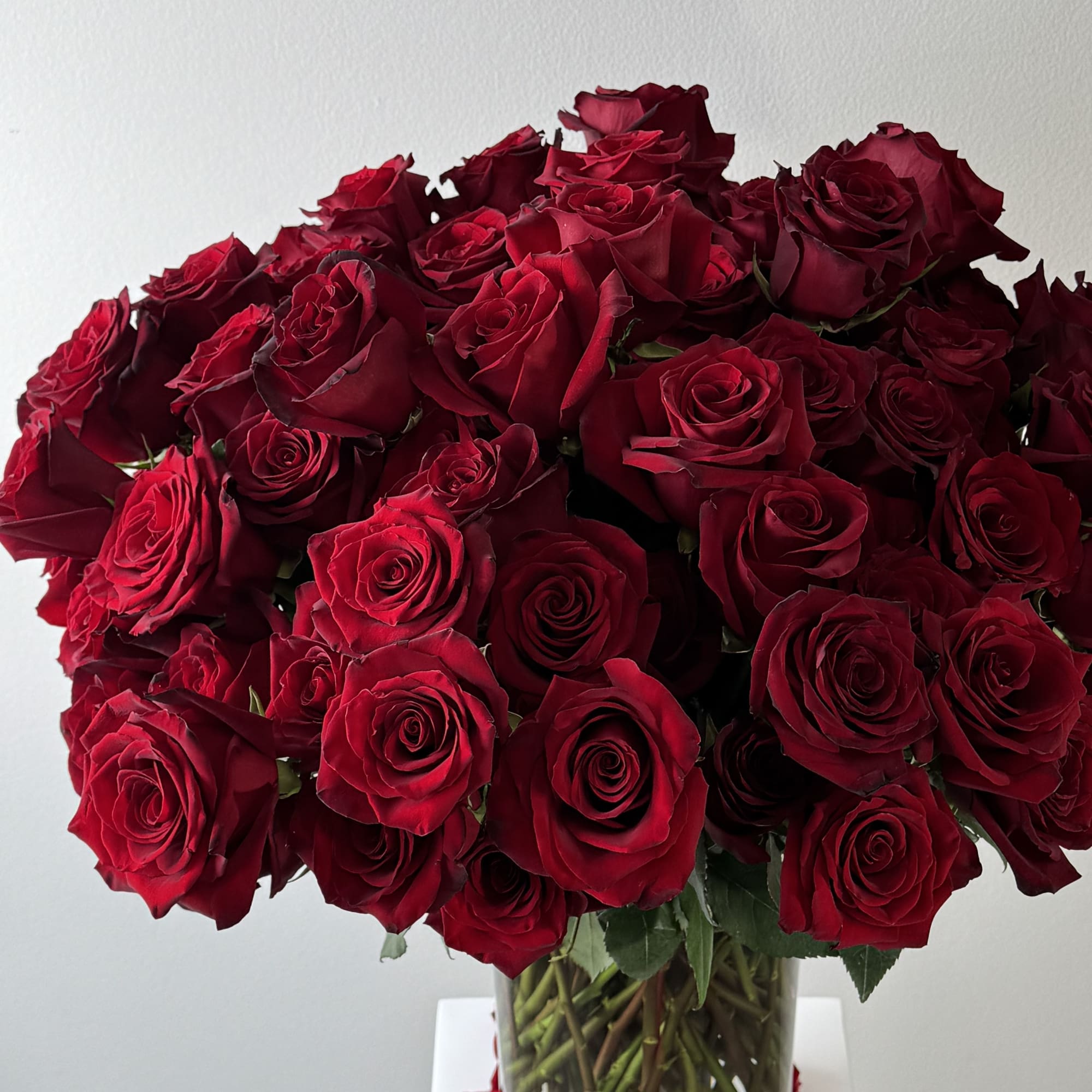 Make a lasting impression with this stunning arrangement of 100 premium long-stem, photo 3 of 4