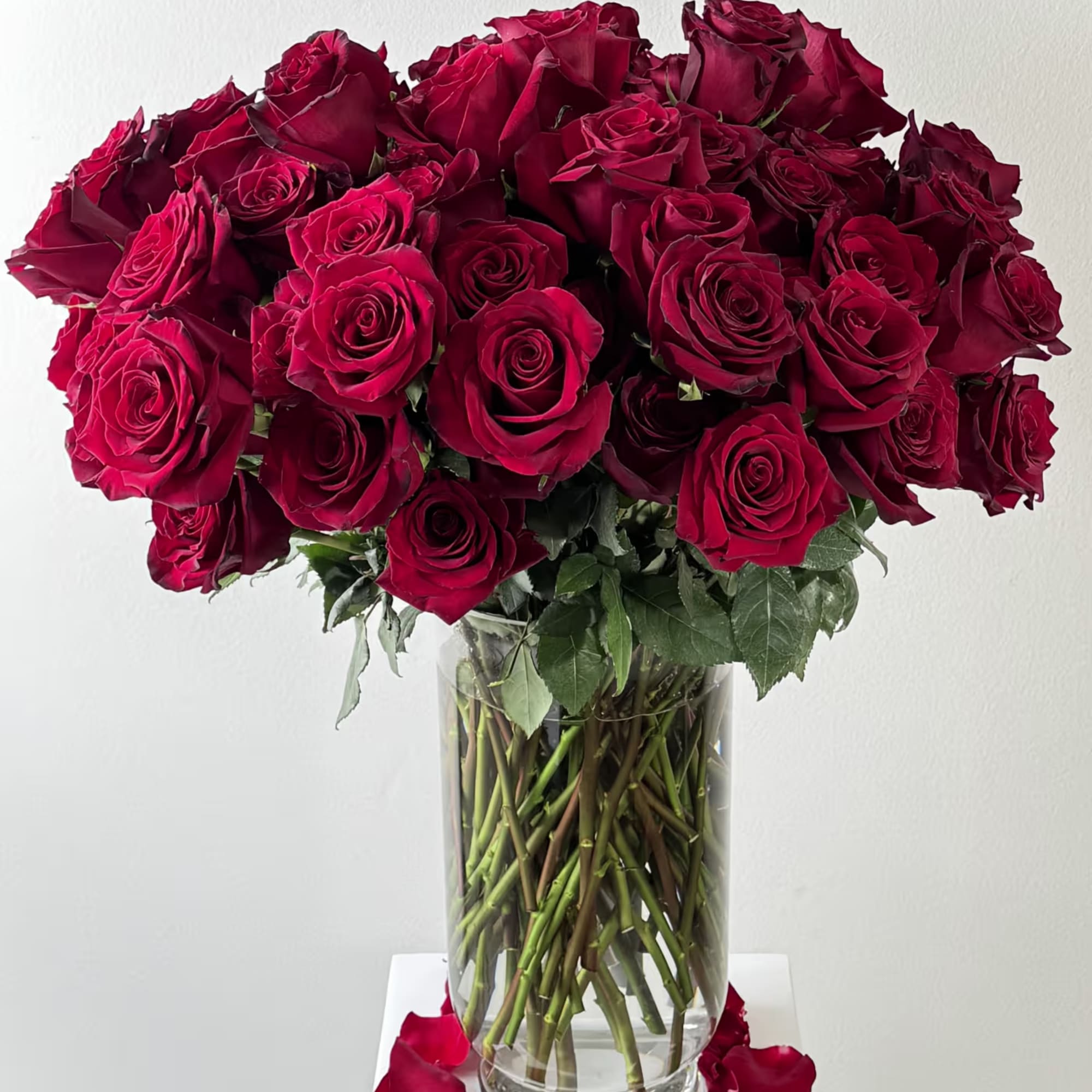 Make a lasting impression with this stunning arrangement of 100 premium long-stem