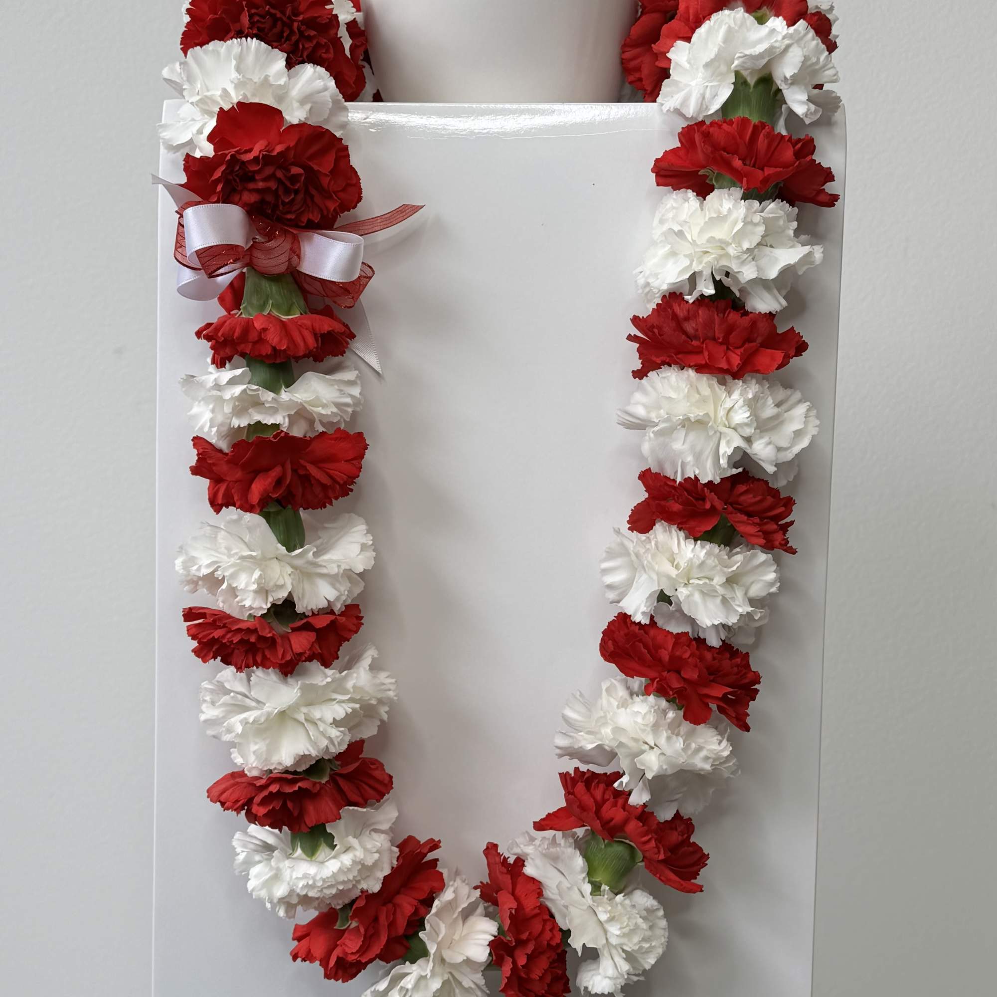 Celebrate your graduate with a classic carnation graduation lei, a timeless symbol