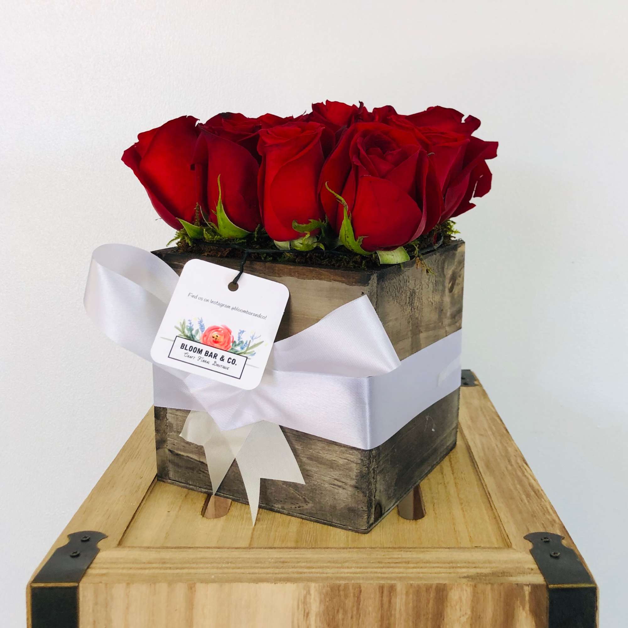 12 rich red roses in a rustic wood box will have your, photo 4 of 5