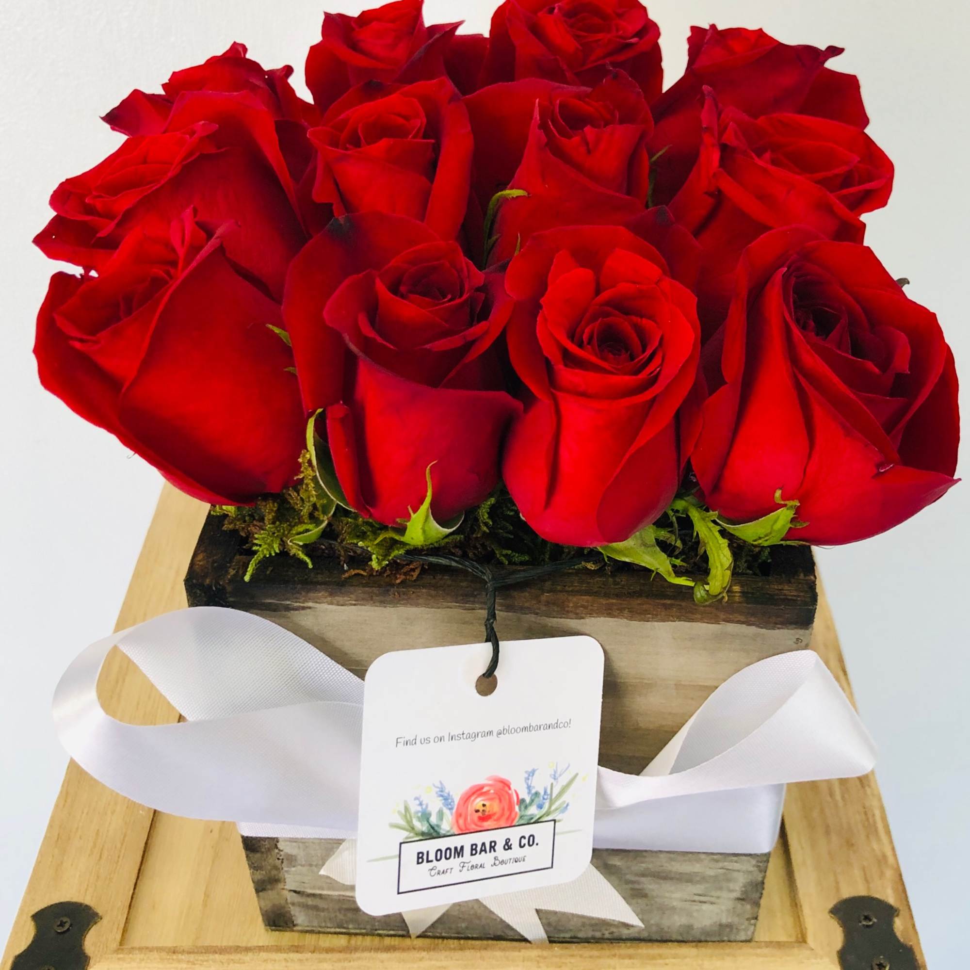 12 rich red roses in a rustic wood box will have your, photo 3 of 5