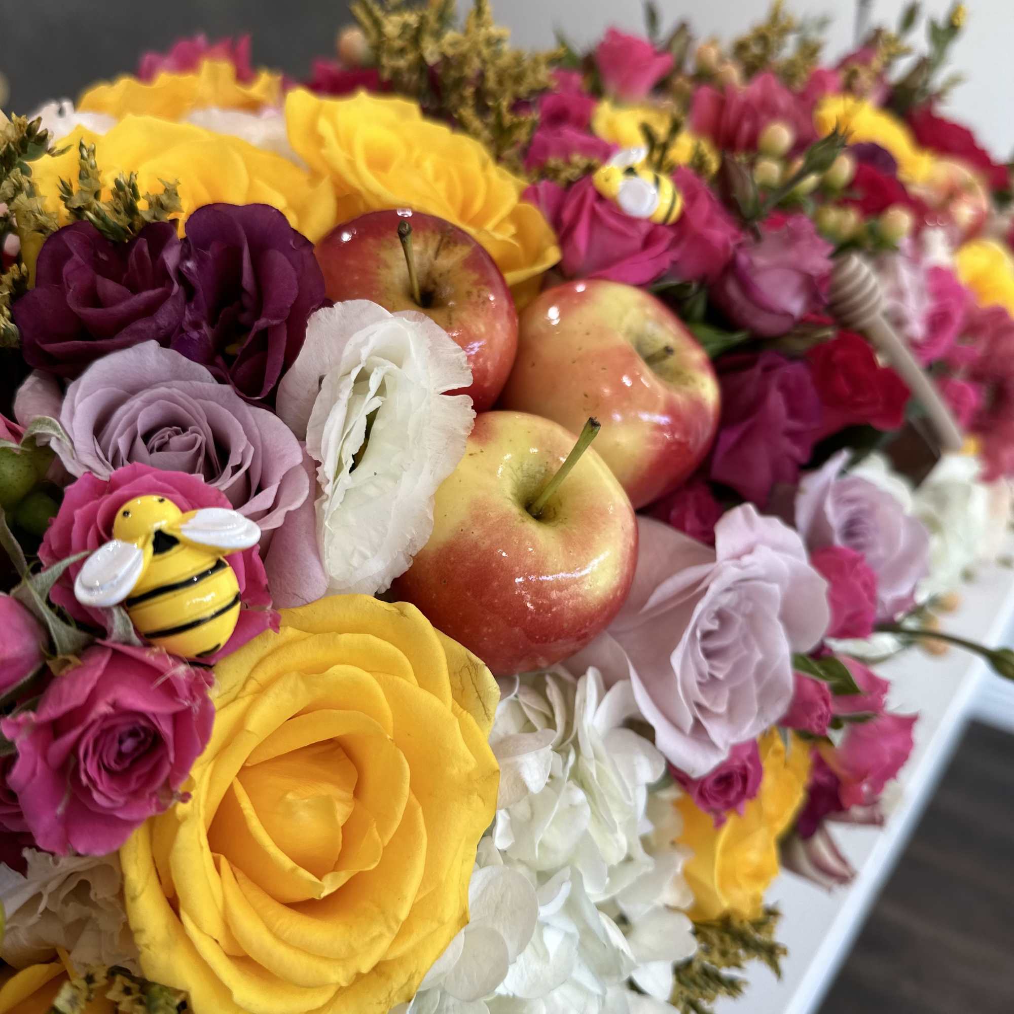Bouquet of roses and apples with small bee decorations
