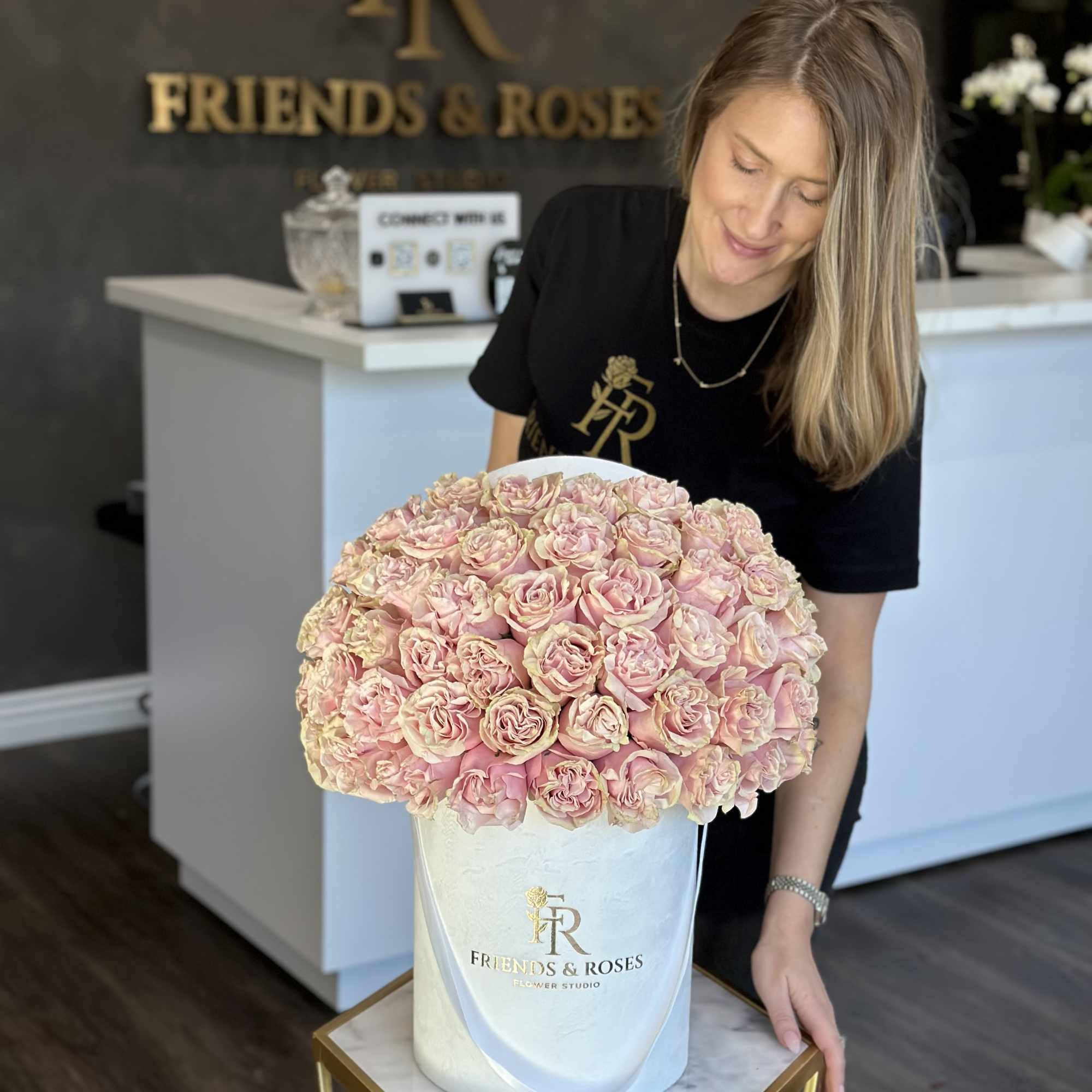 Large bouquet of pale pink roses in a white hatbox, photo 2 of 2