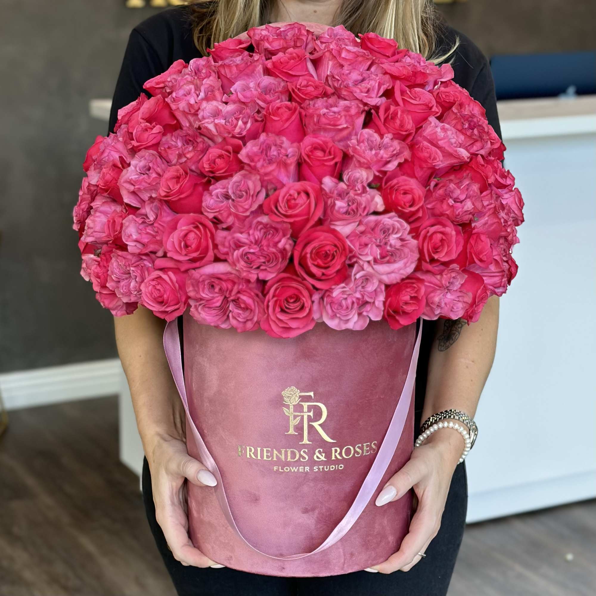 Large pink rose bouquet in a velvet hatbox