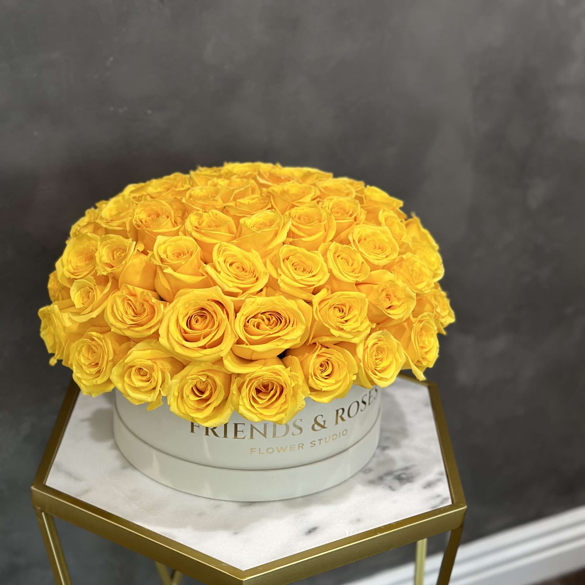 Round bouquet of yellow roses in a white hat box, photo 2 of 2