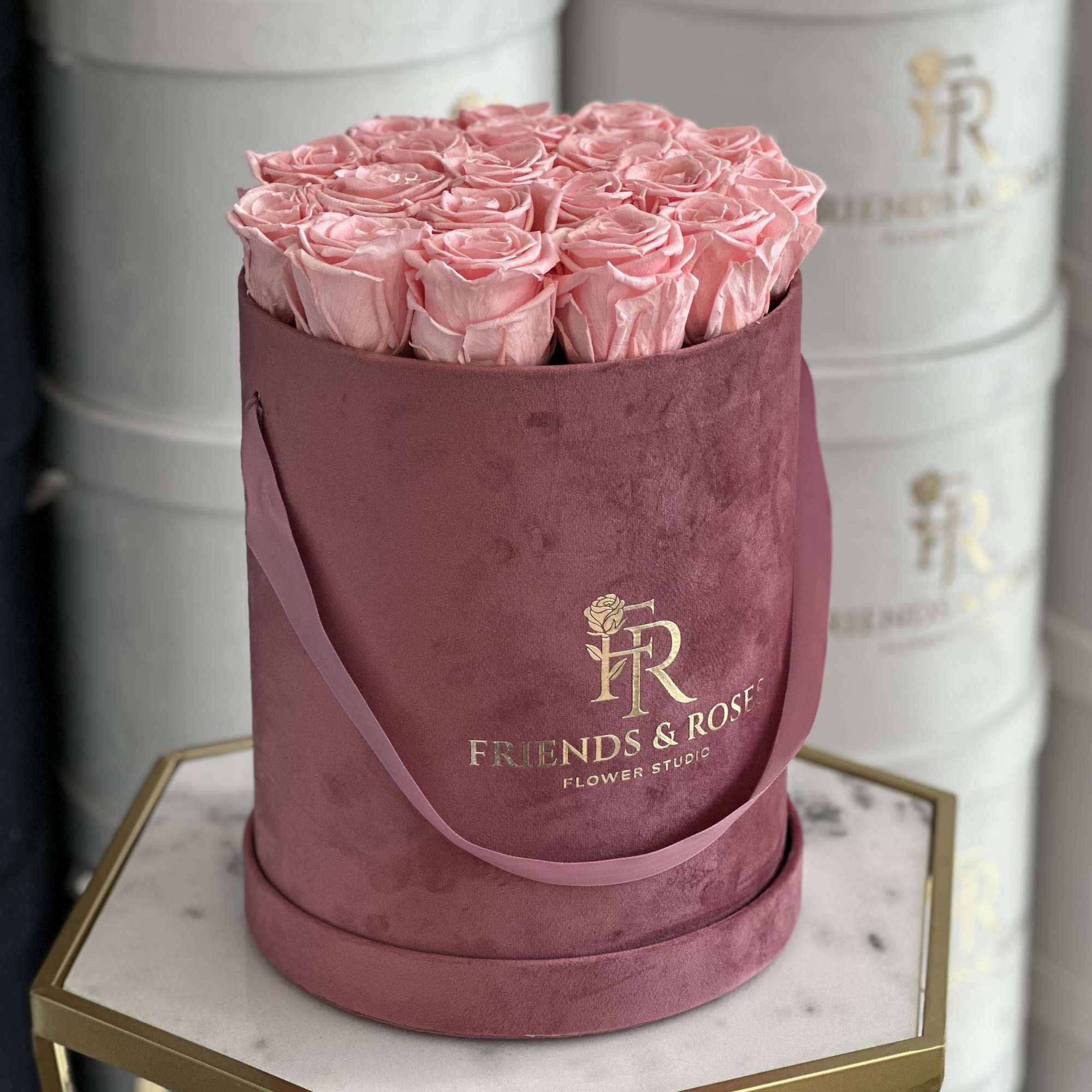 Pink roses arranged in a round velvet hat box, photo 2 of 3