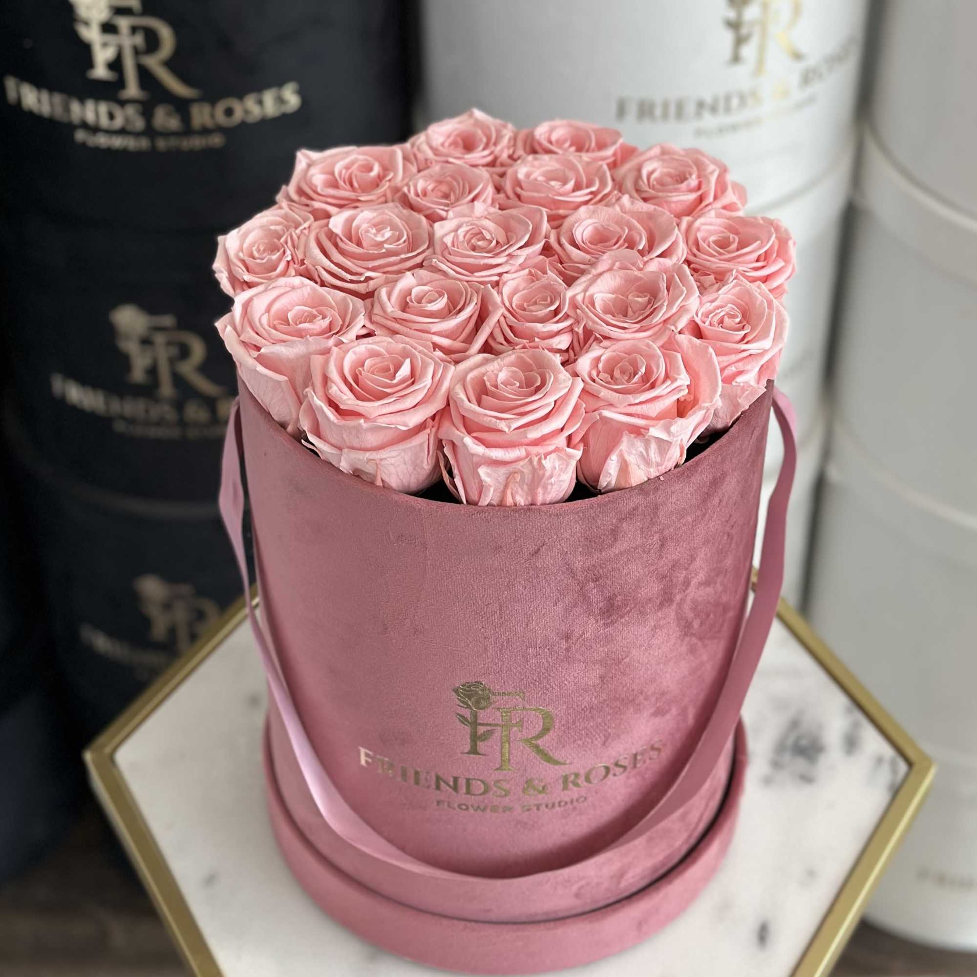 Pink roses arranged in a round velvet hat box, photo 3 of 3
