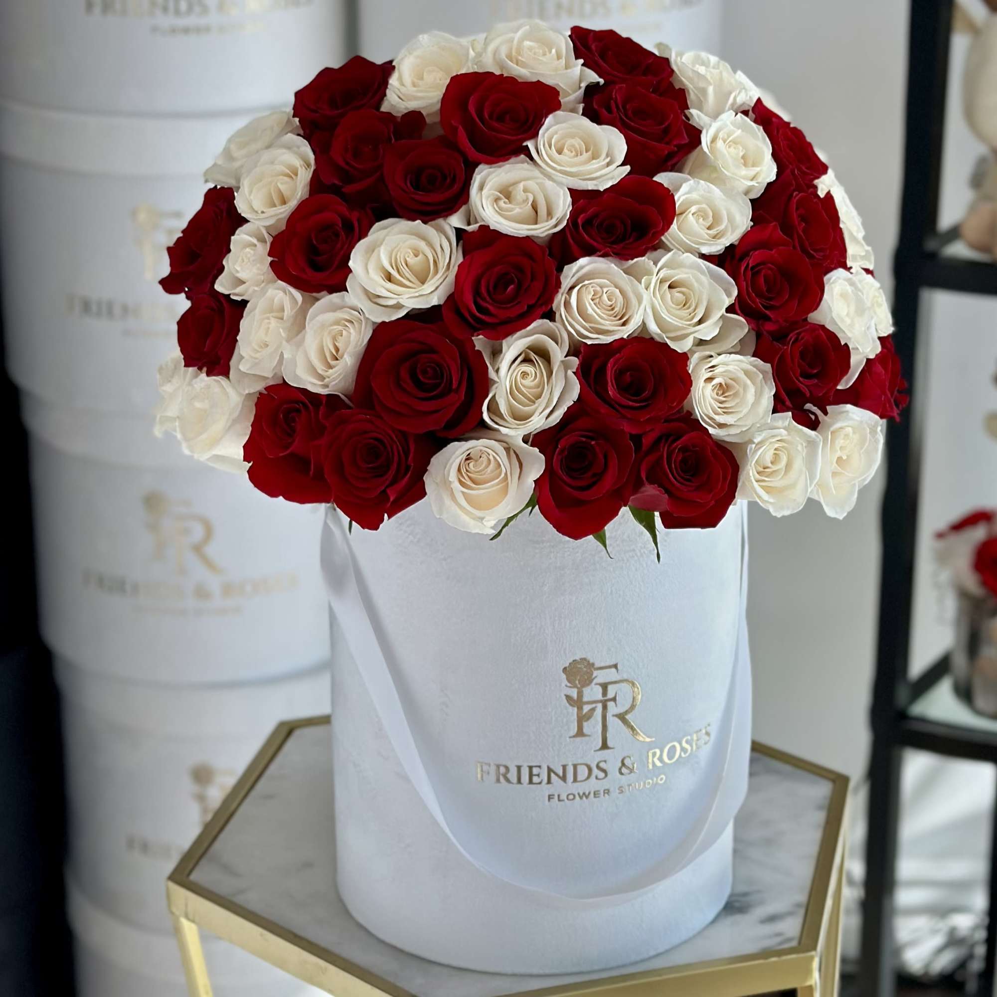 Red and white roses arranged in a white hat box, photo 2 of 3