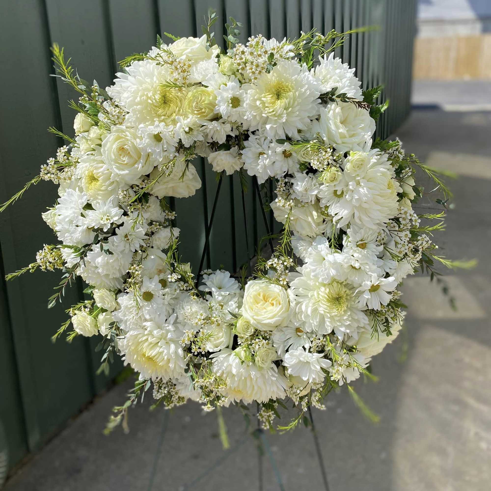 Our Wreath Shape Easle is fully customizable in colors and flowers. Wreath