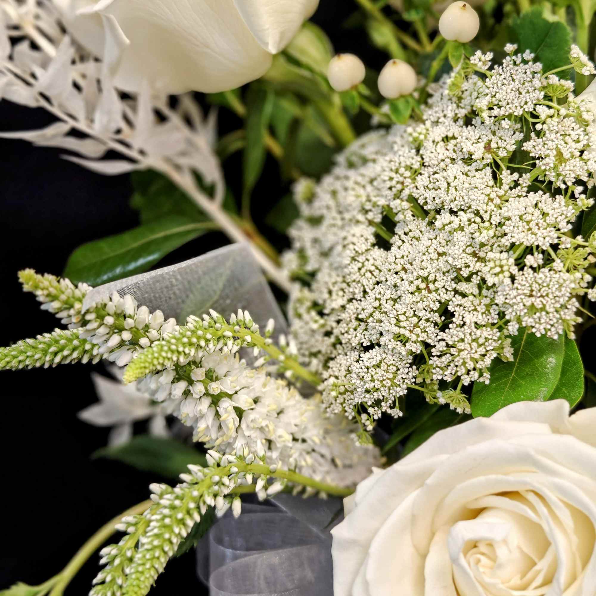 Large design of pure white flowers and dried floral elements. Will pacify, photo 2 of 4